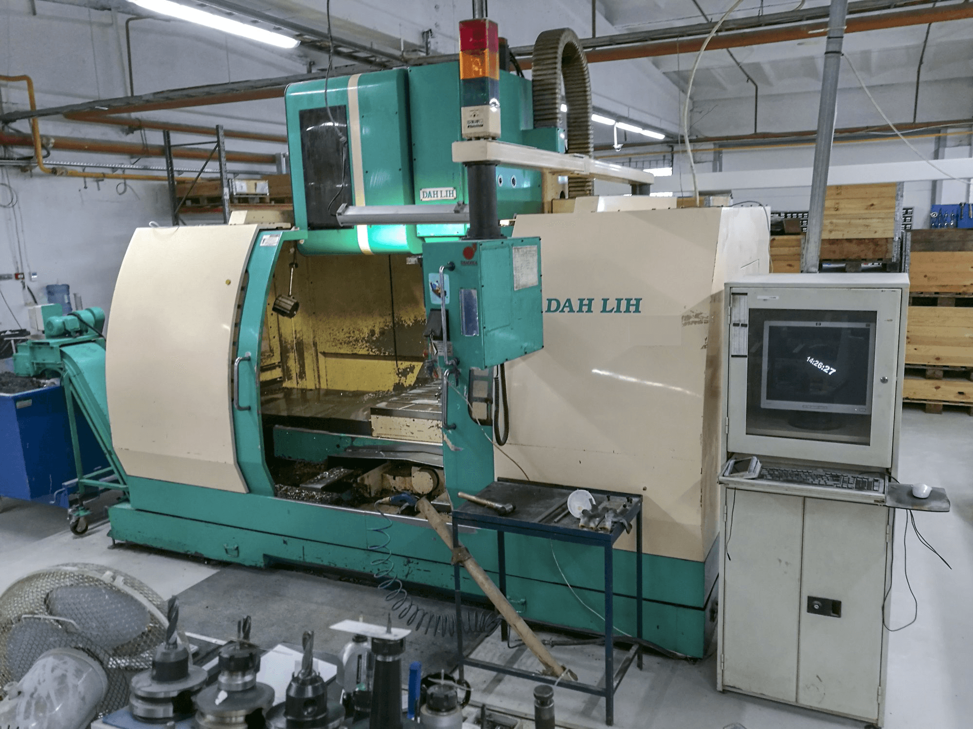 A DAH LIH DL-MCV1250 gép elölnézete