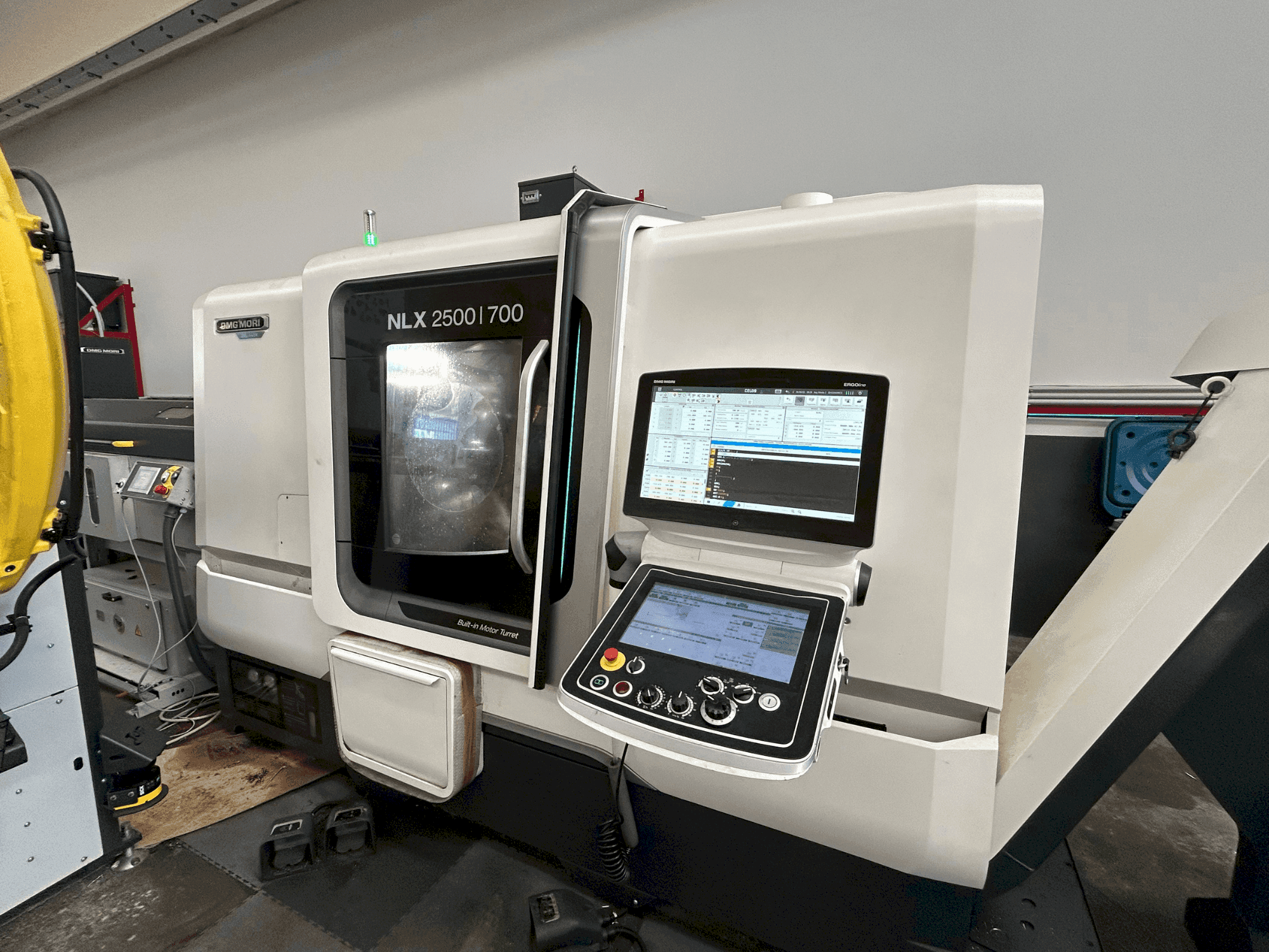 A DMG MORI NLX 2500 SY / 700 gép elölnézete