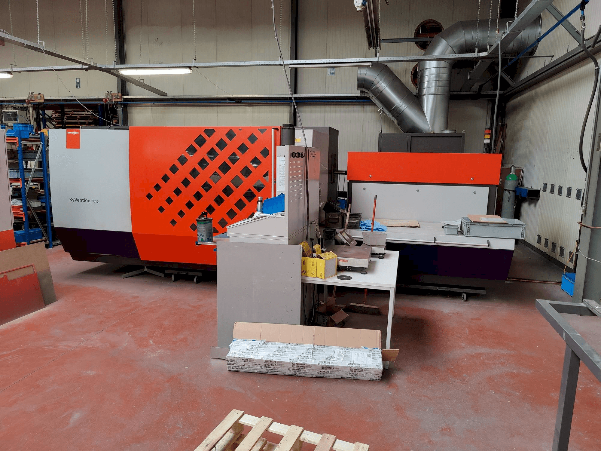 A Bystronic ByVention 3015 gép elölnézete