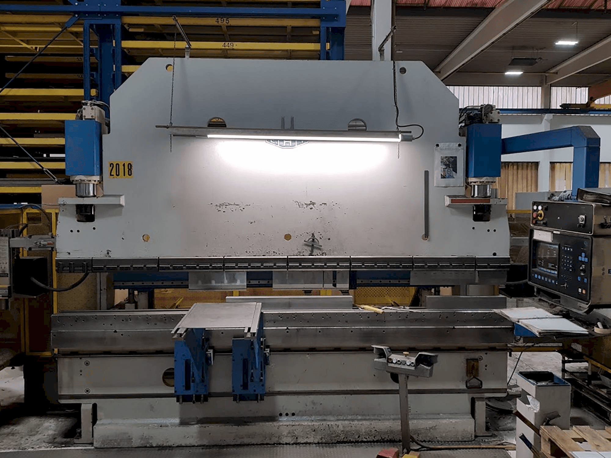 A EHT EHPS 11-35 gép elölnézete