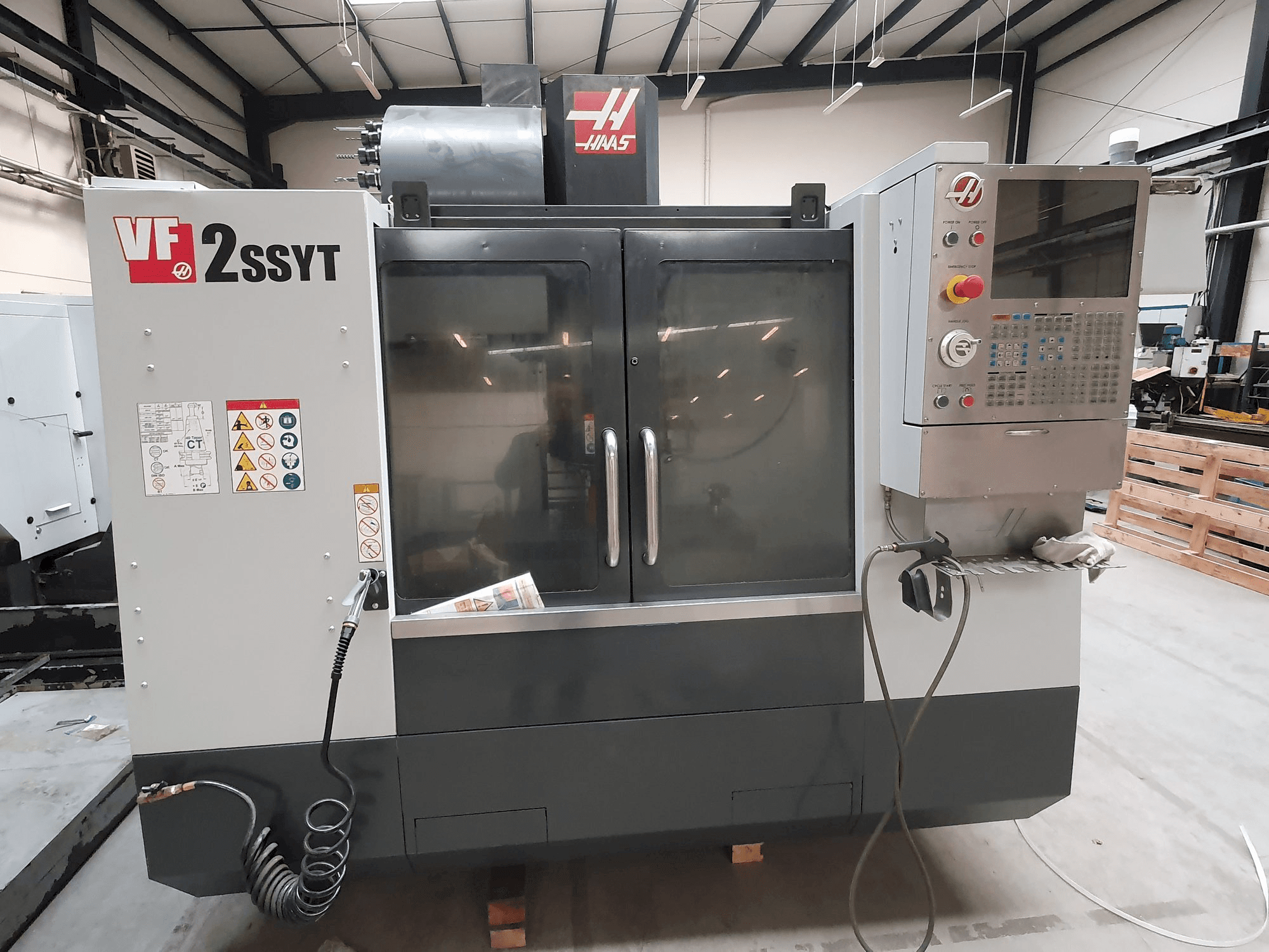 A HAAS VF-2SSYT gép elölnézete