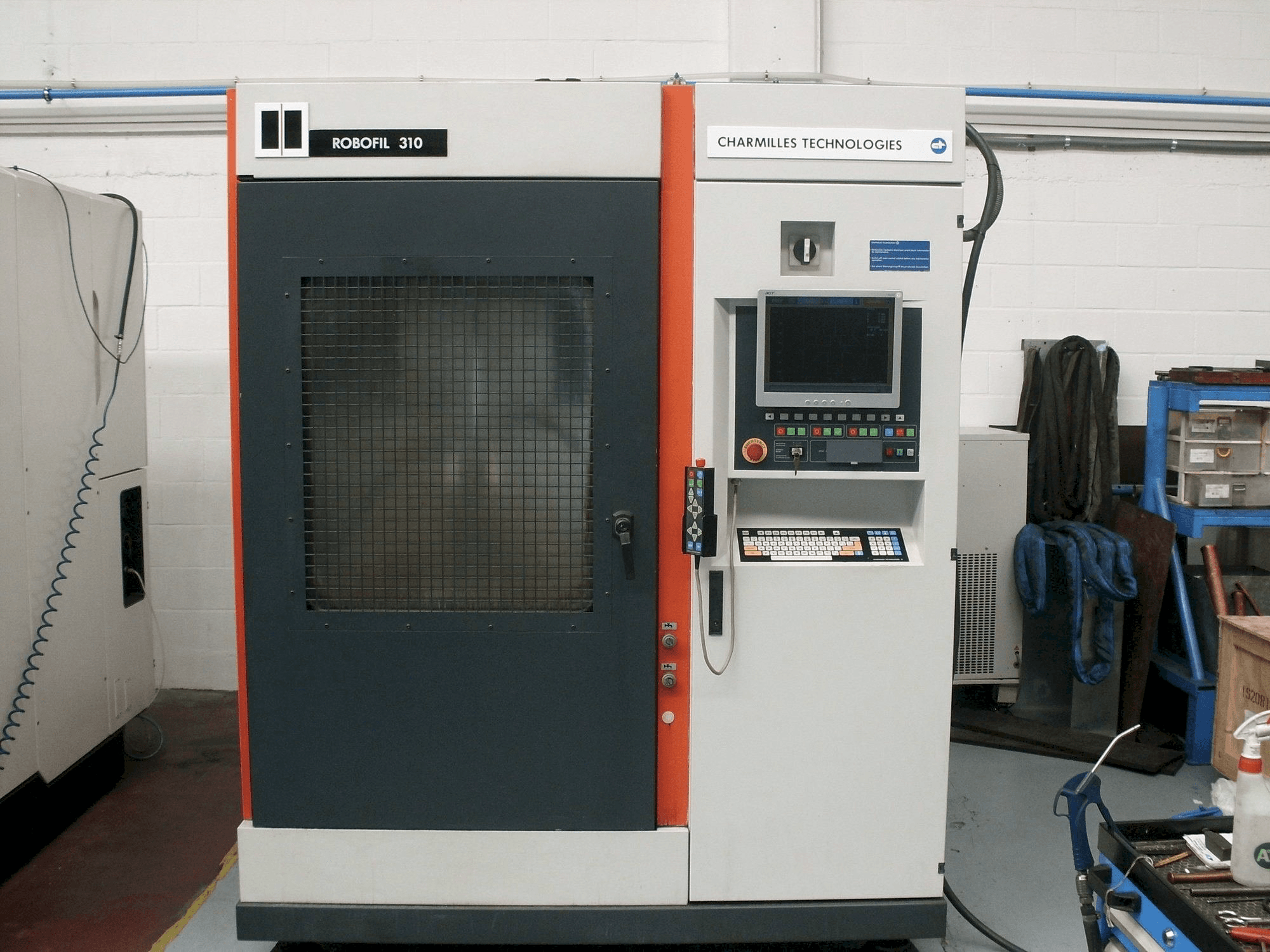A CHARMILLES Robofil 310 gép elölnézete