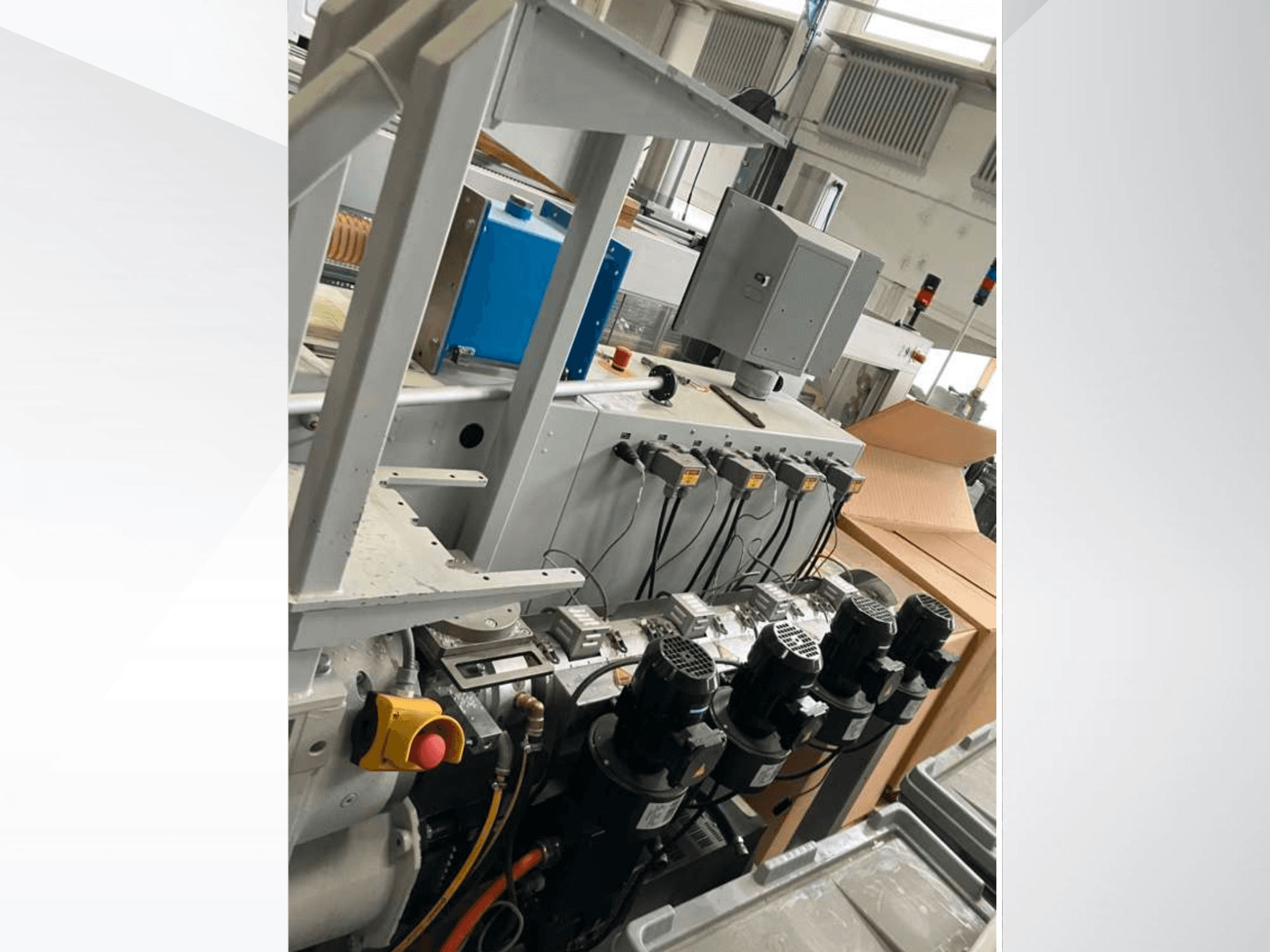 Krauss Maffei KME 45 XS egycsigás extruder, oldalnézet a vezérlőpanel, a motorok és a különböző alkatrészek láthatóak.