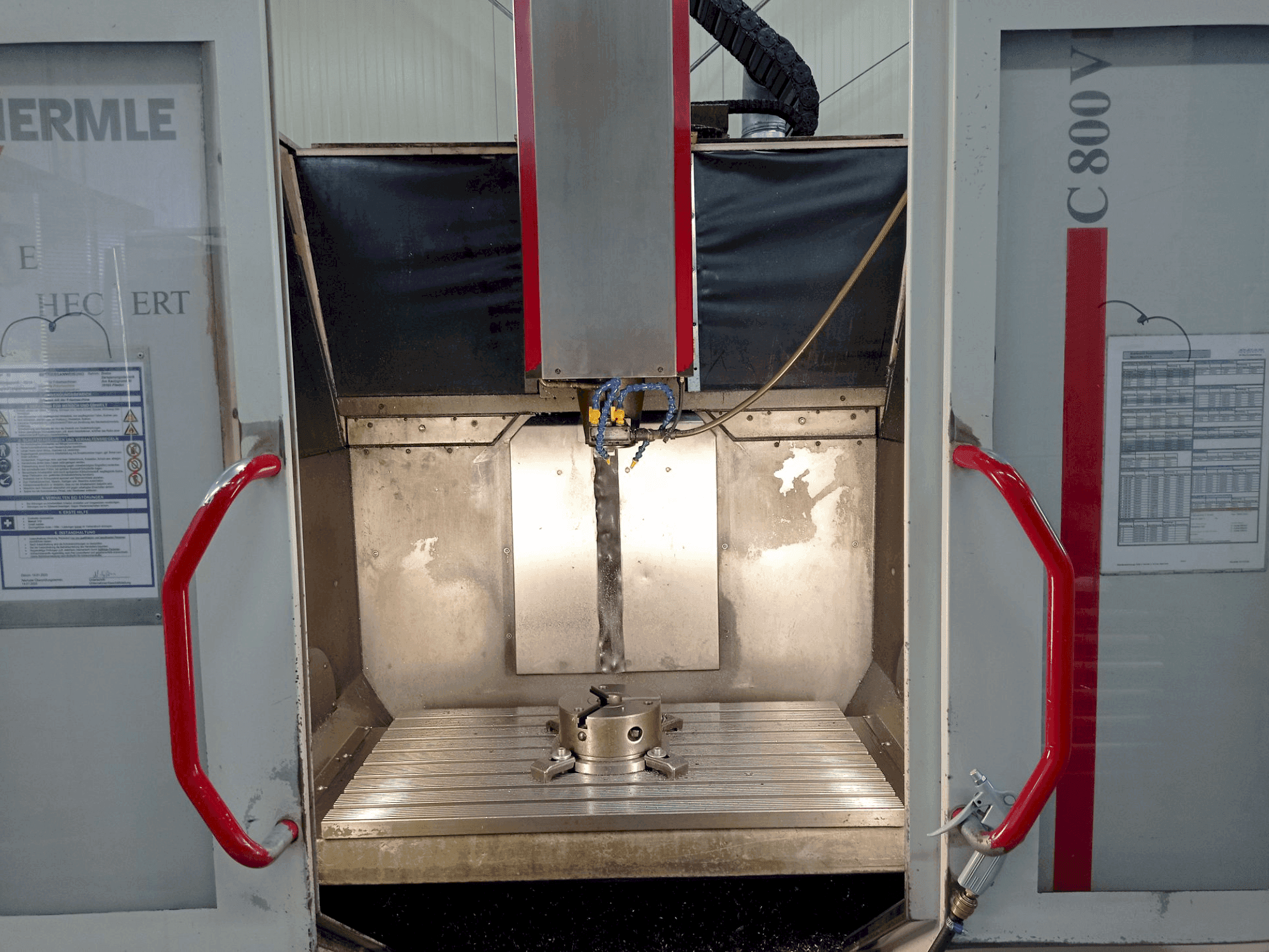 A HERMLE C800V gép elölnézete
