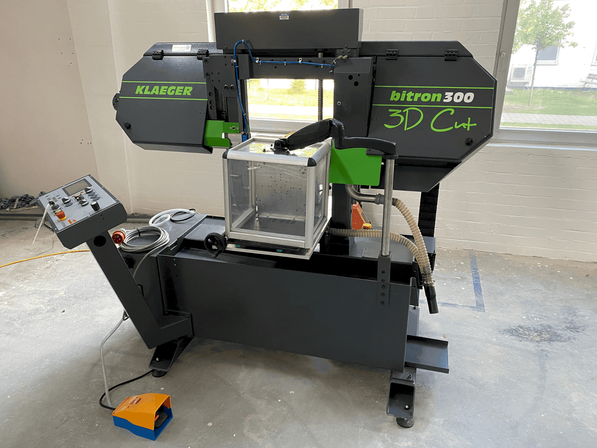A Klaeger Bitron 300 3D Cut gép elölnézete