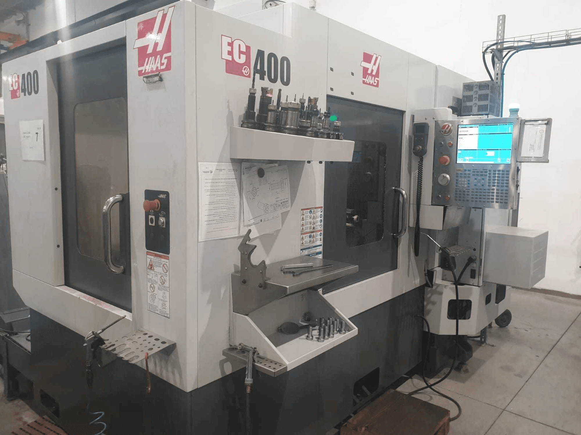 A HAAS EC400 gép elölnézete