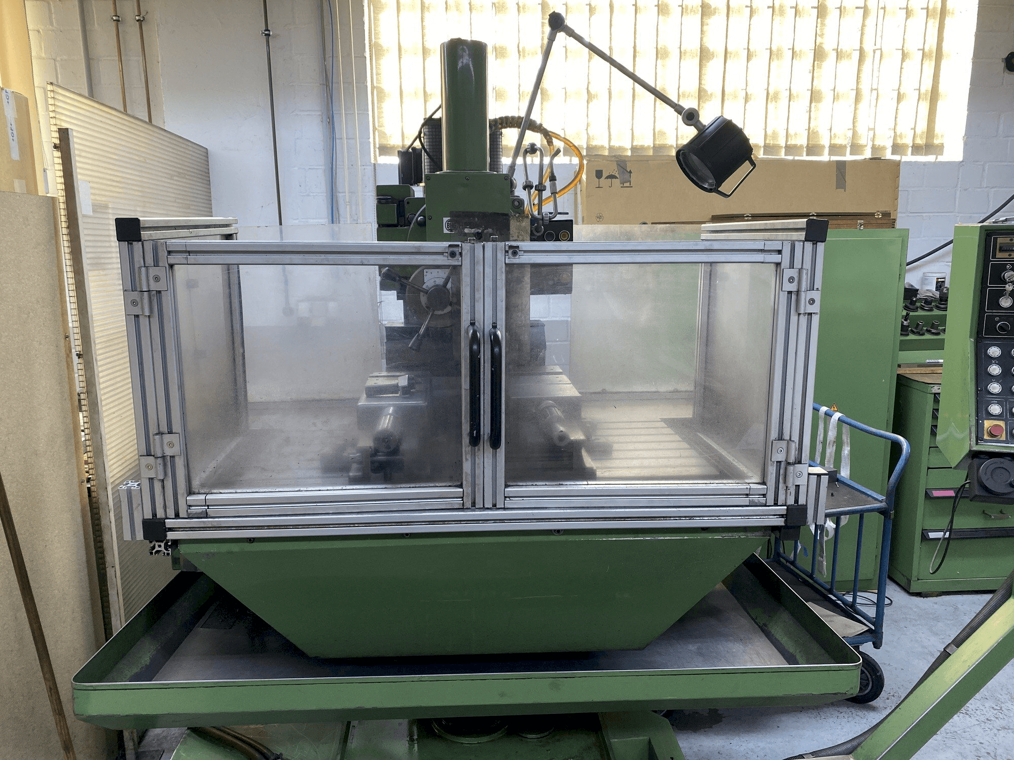 A HERMLE UWF 1000 gép elölnézete