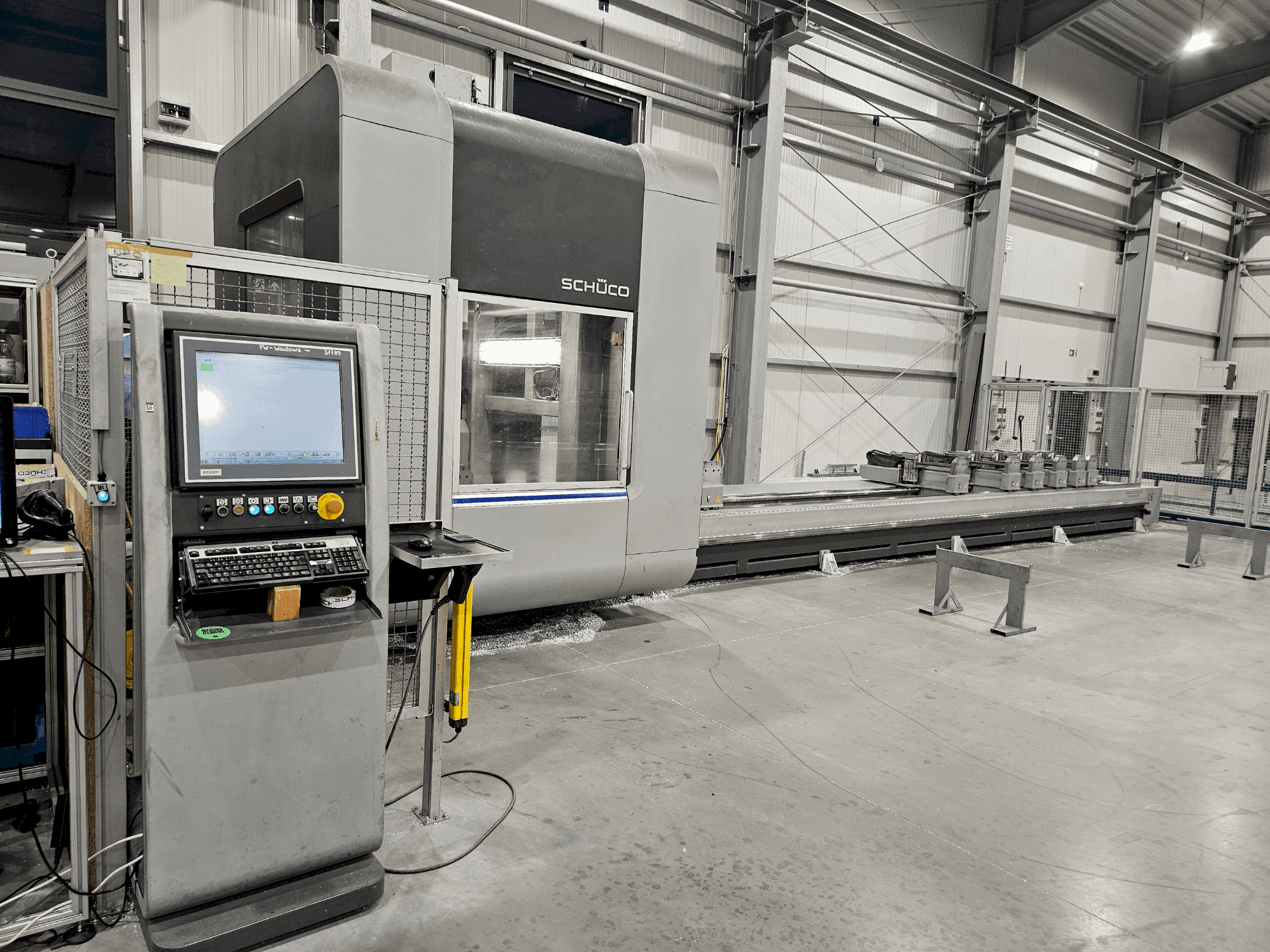 A SCHÜCO DC 500 gép elölnézete