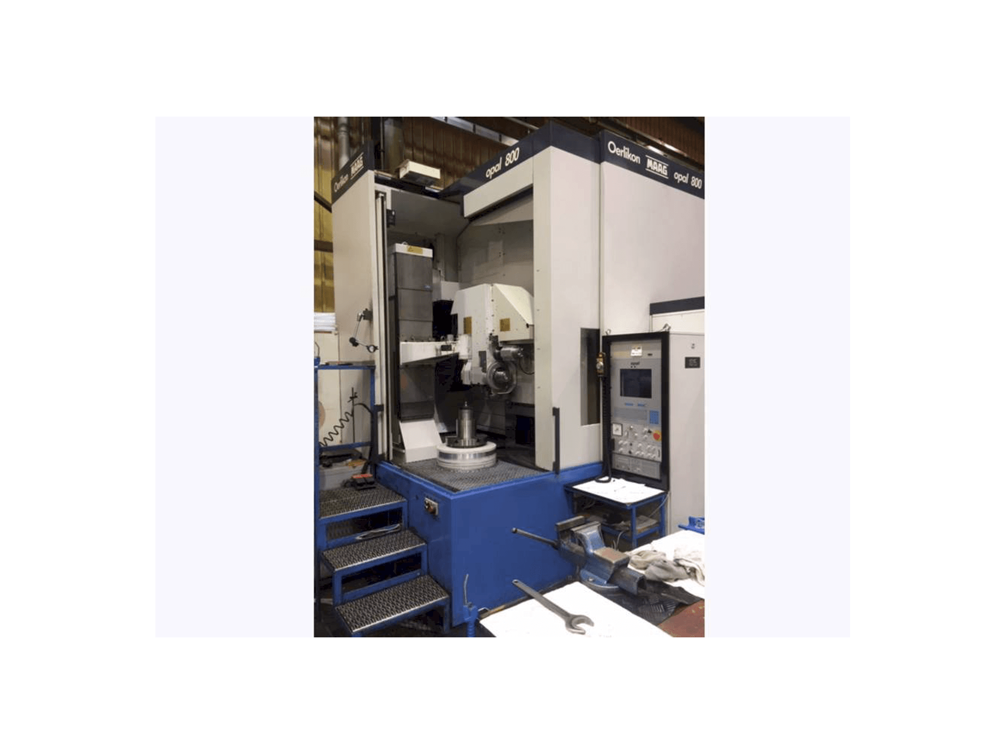 A Oerlikon MAAG OPAL 800 gép elölnézete
