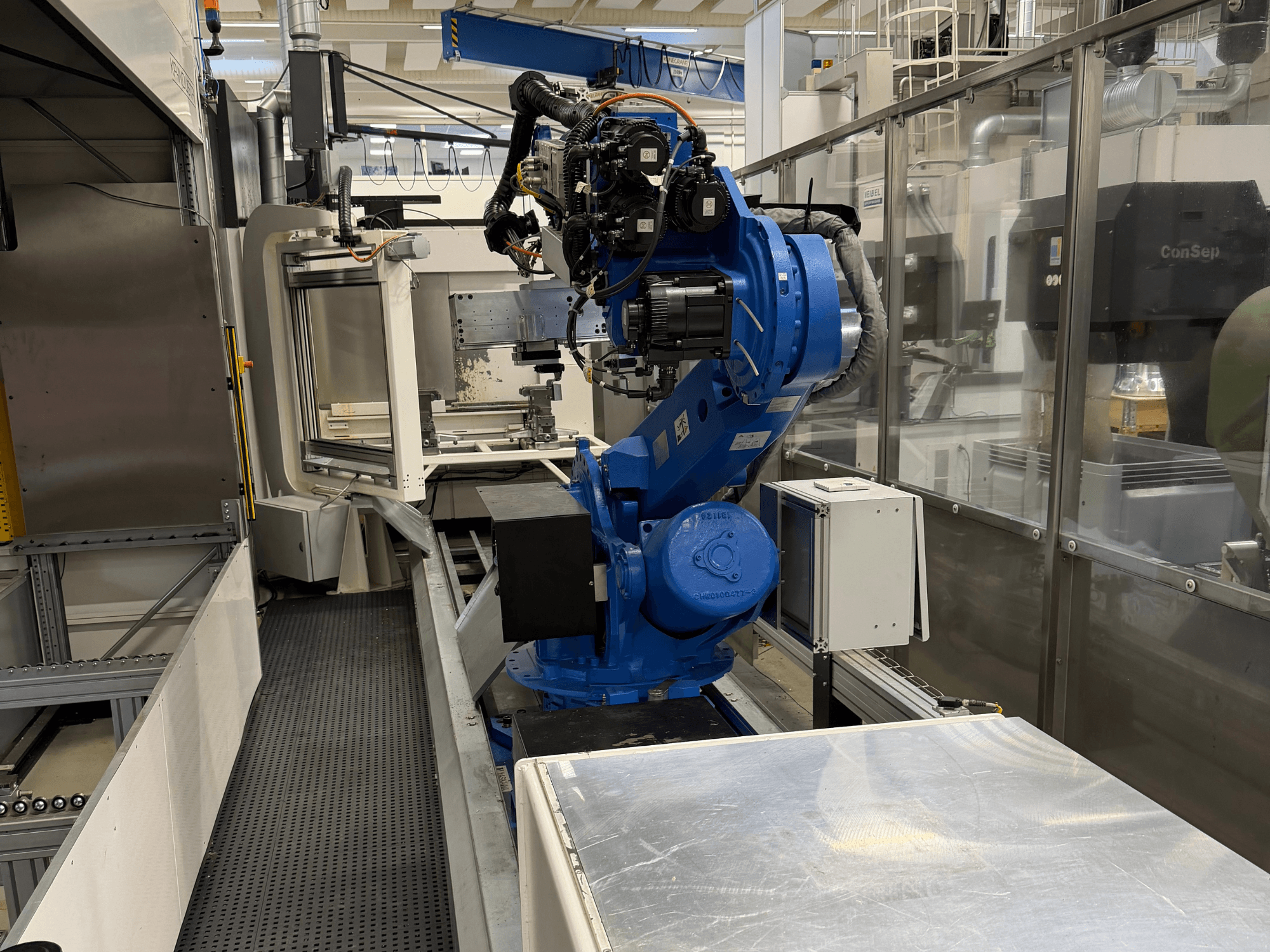 Yaskawa Motoman ES165D robotkar sínre szerelve, oldalnézetben az automatizálási beállítás ipari környezetben.