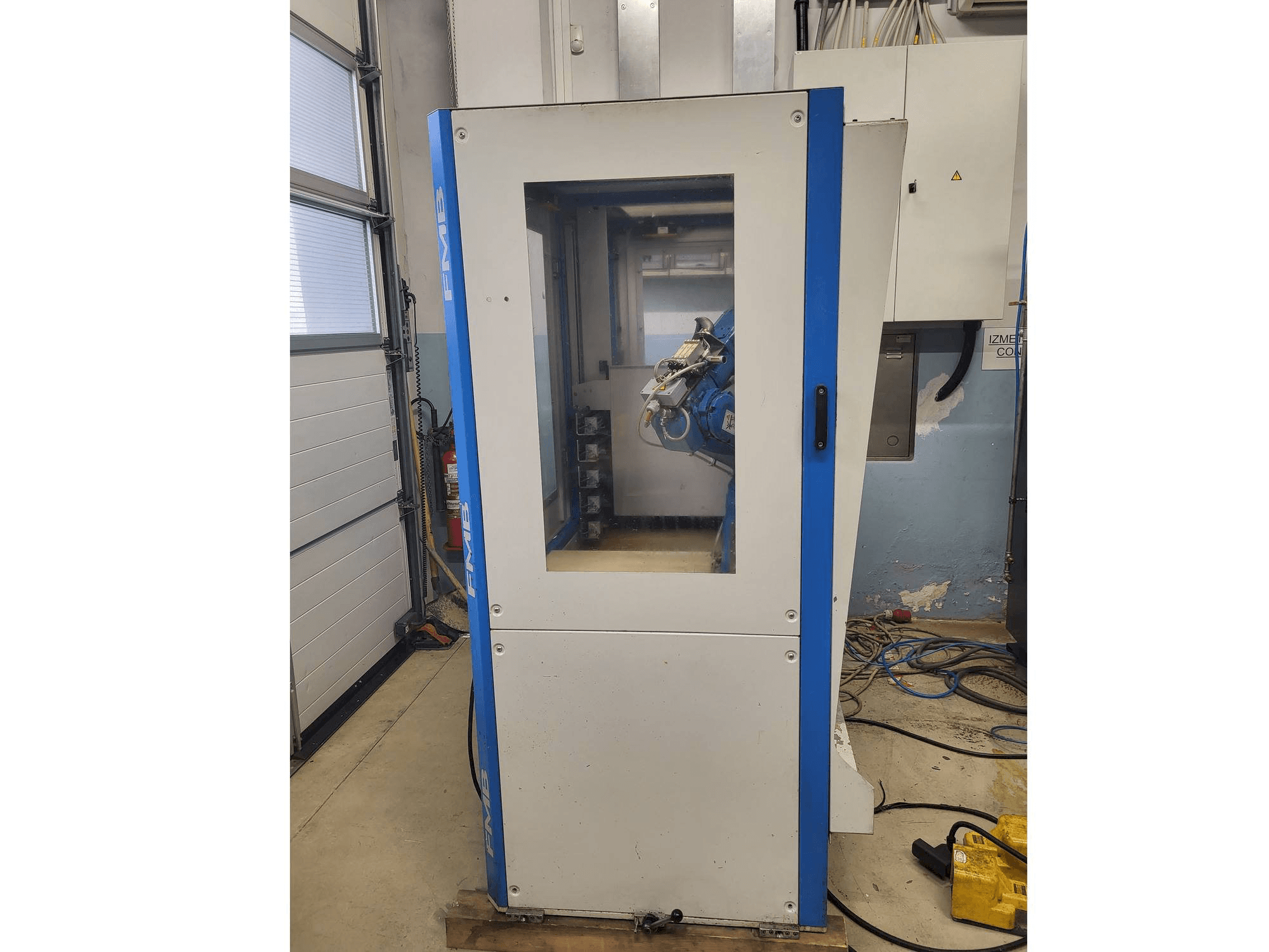 A Yaskawa YR-MH005LS-A12 gép elölnézete