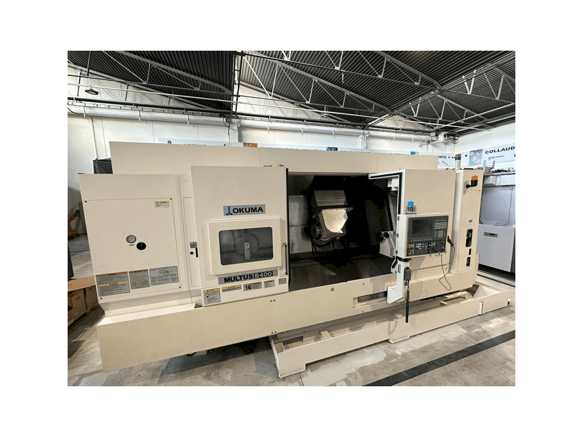 A Okuma MULTUS B400C gép elölnézete