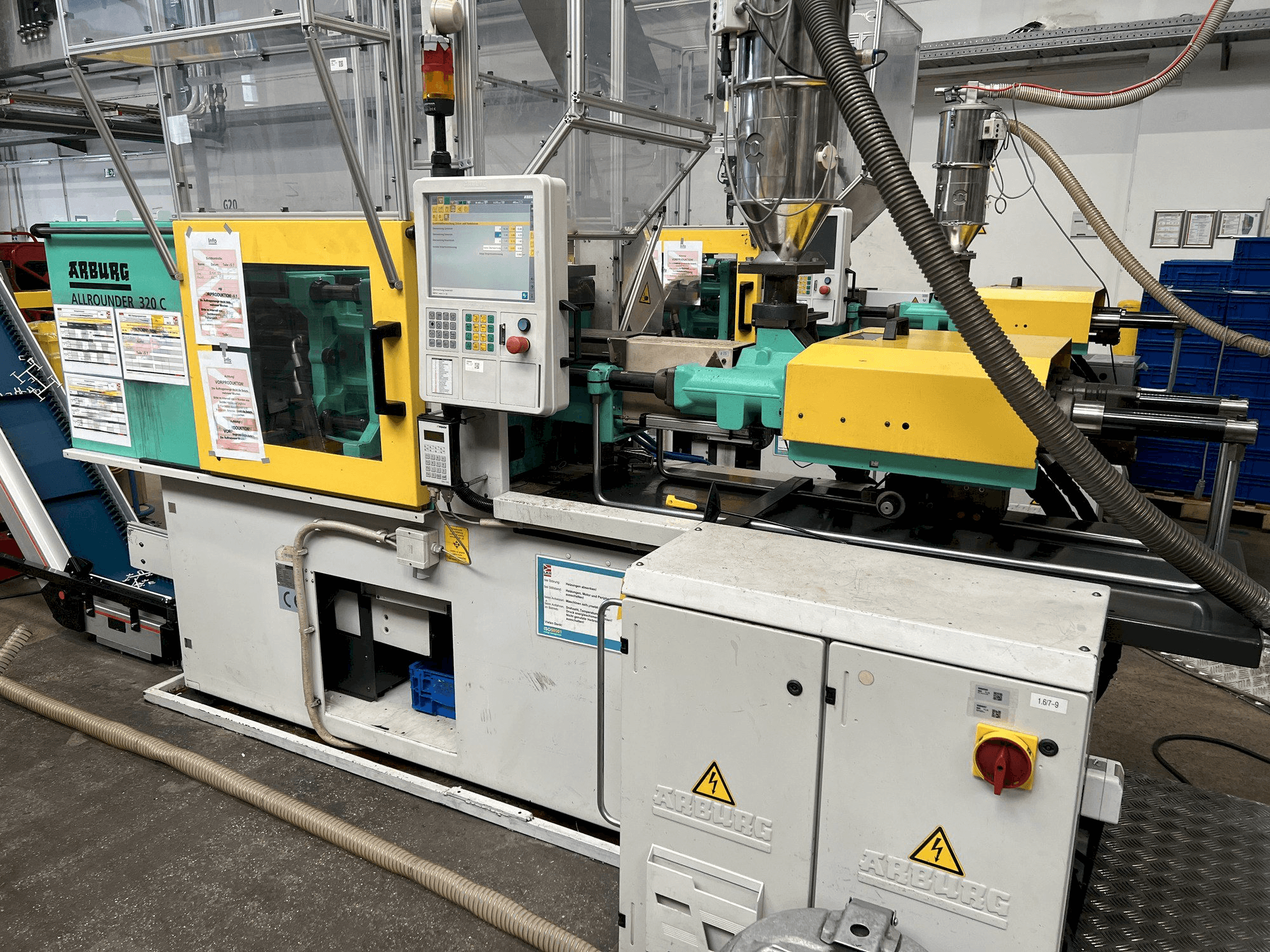 A Arburg Allrounder 320C 500 - 170 gép elölnézete