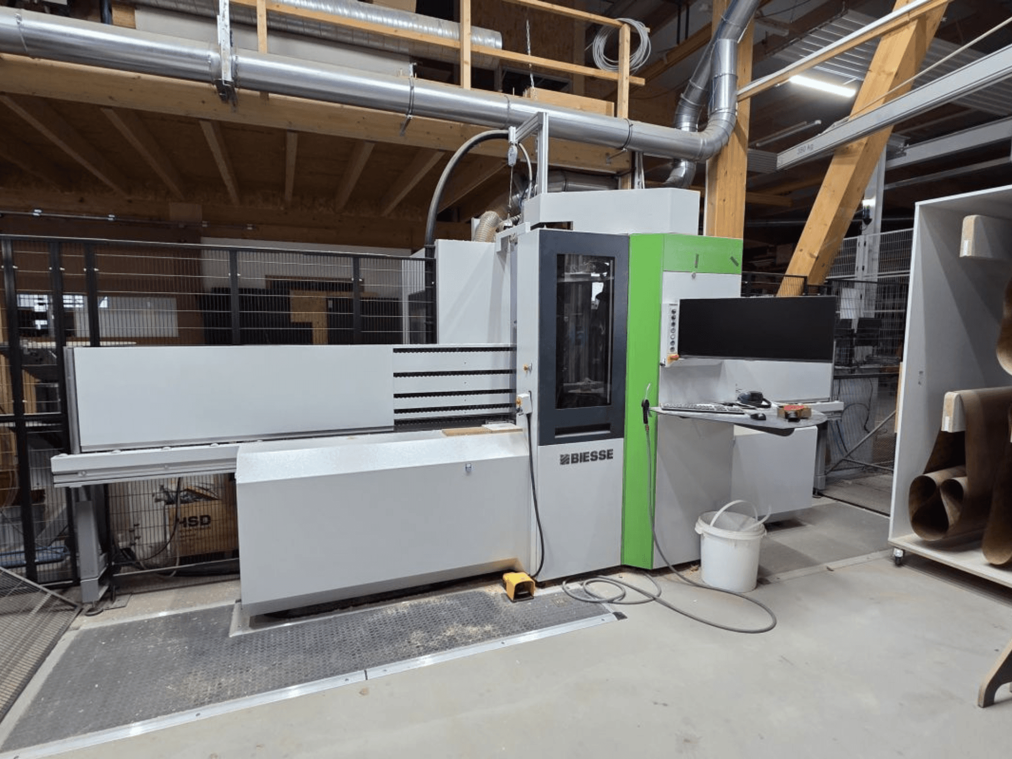 BIESSE Brema EKO 2.2 CNC megmunkálóközpont, elölnézet, amelyen látható a vezérlőpanel és a zöld díszítéssel ellátott főház.