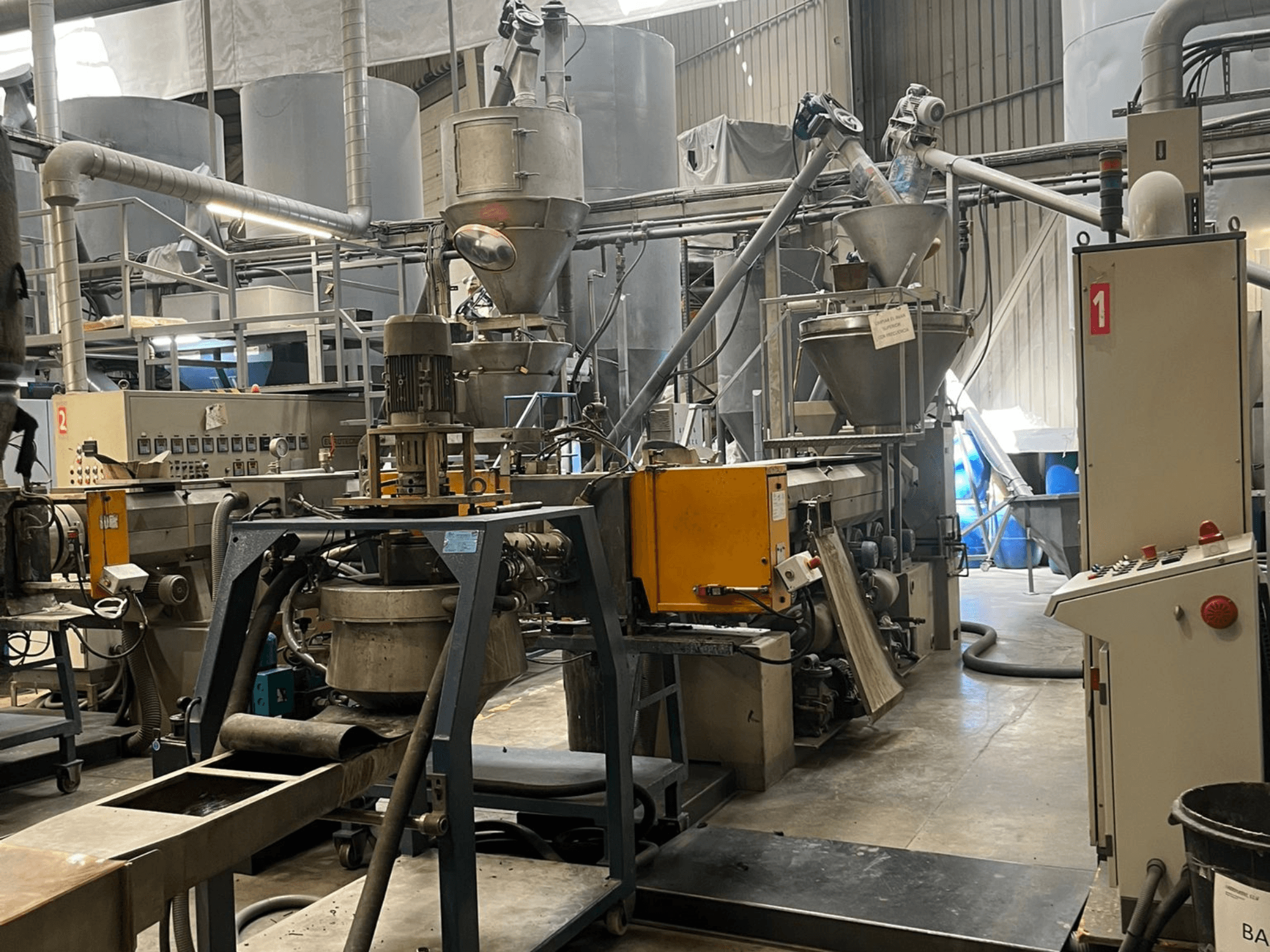 EUROTECNO E12535D egycsavaros extrudáló gép gyári állapotban, feldolgozó alkatrészekkel, adagoló tartályokkal és vezérlőpanellel.