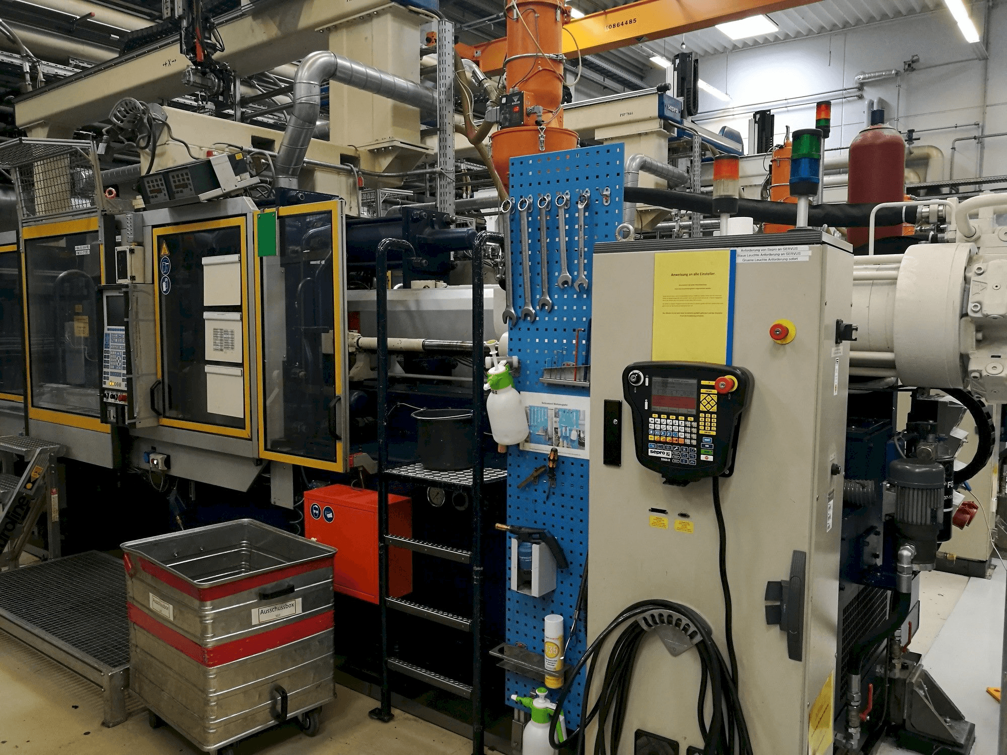 A Krauss Maffei 350-2700 C2 gép elölnézete