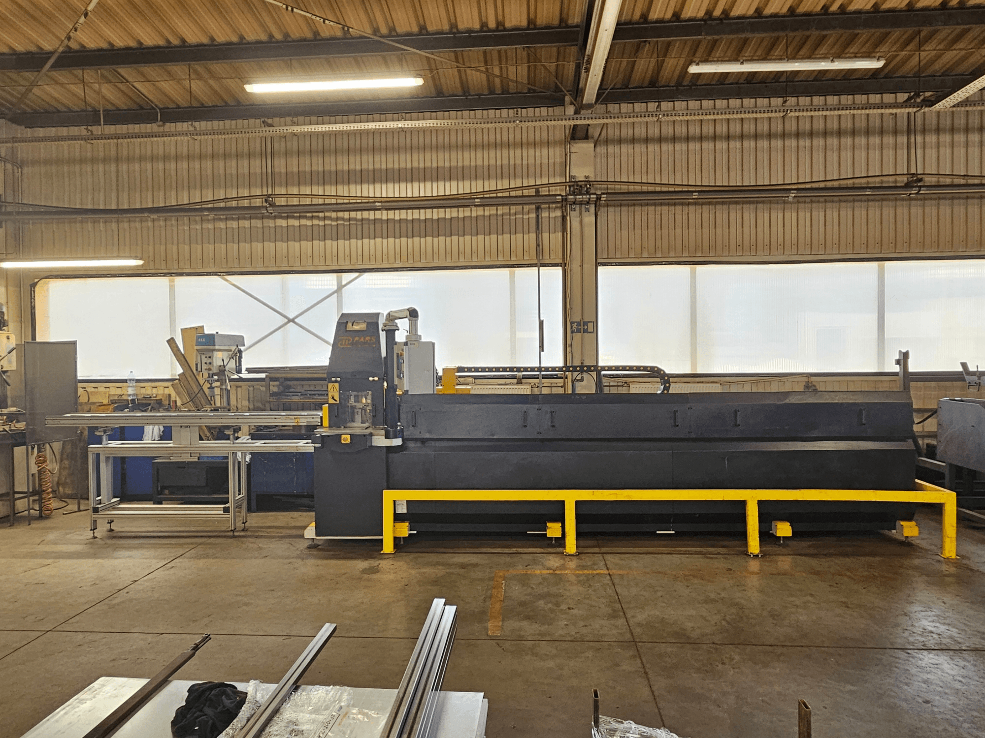 PARS HMP SIRIUS PLUS-3000/3-L1 CNC lyukasztógép, elölnézet ipari környezetben, fémfelületekkel és szerszámokkal.