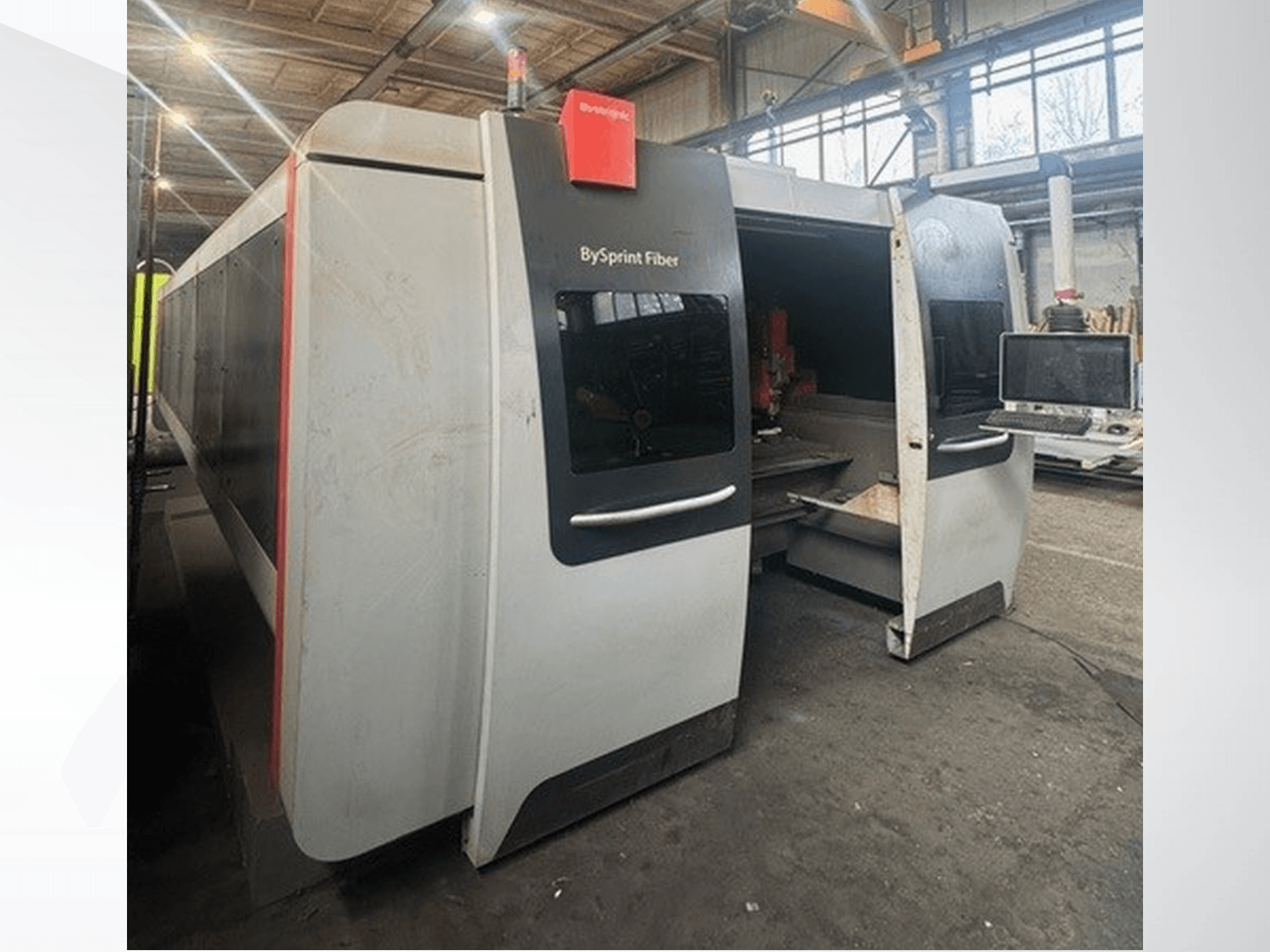 BySprint Fiber gép a Brünswick cégtől, elölnézetben a kettős nyílás, az érintőképernyős vezérlőpanel és a belső ipari munkaterület.