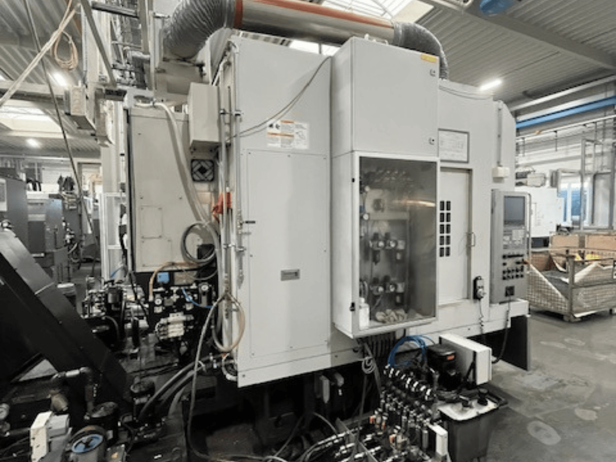 Ipari gép oldalnézet a vezérlőpanellel és a hidraulikus alkatrészekkel, a márka és a modell részleteinek bemutatásával.