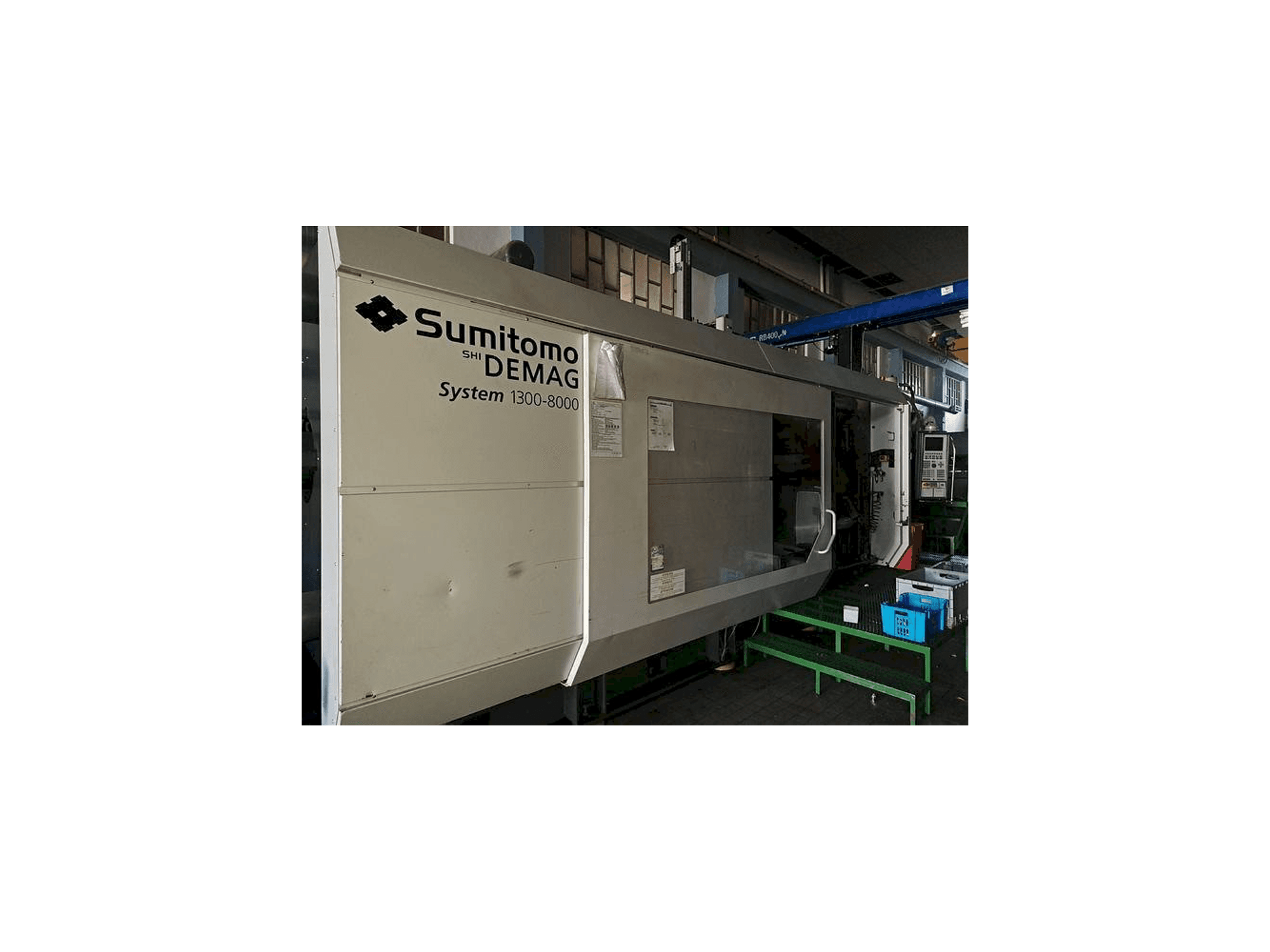 A Sumitomo Demag 1300-8000 gép elölnézete