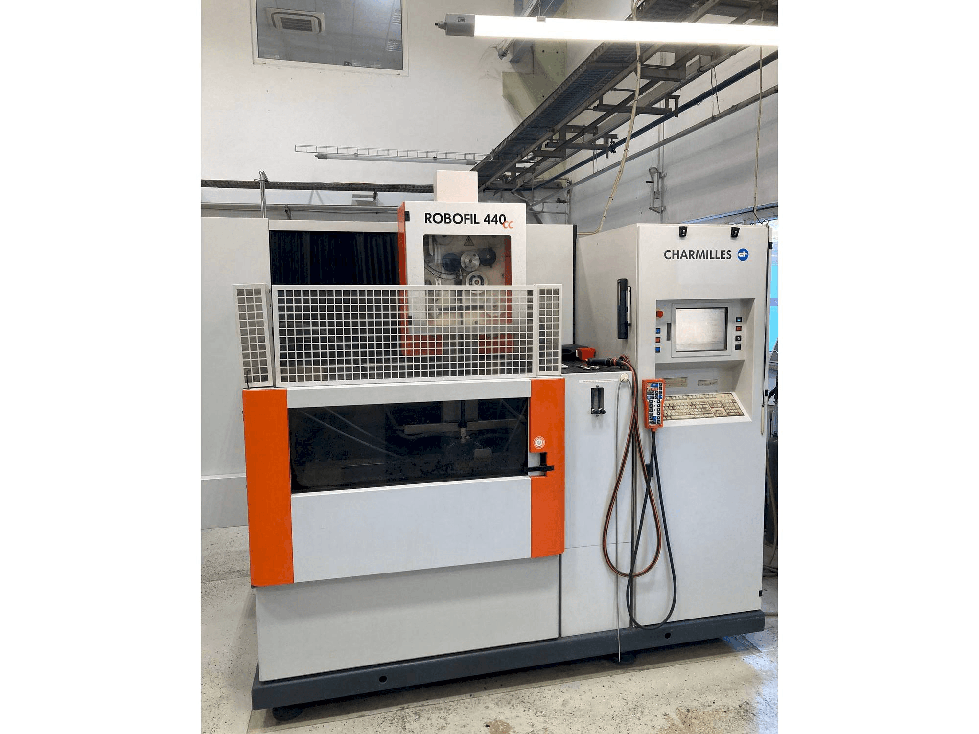 A CHARMILLES Robofil 440 CC gép elölnézete