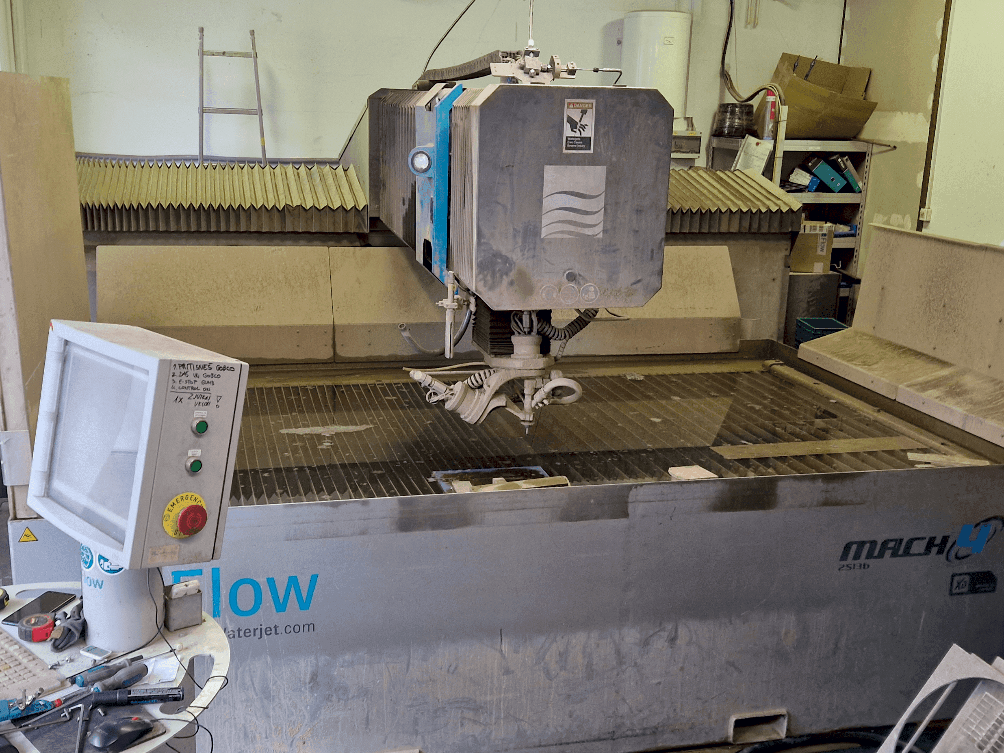 A Flow Mach 4 B gép elölnézete