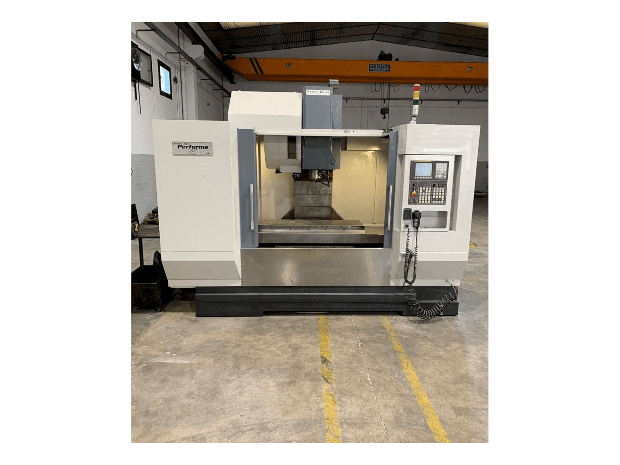 A Akira Seiki V5 XP gép elölnézete