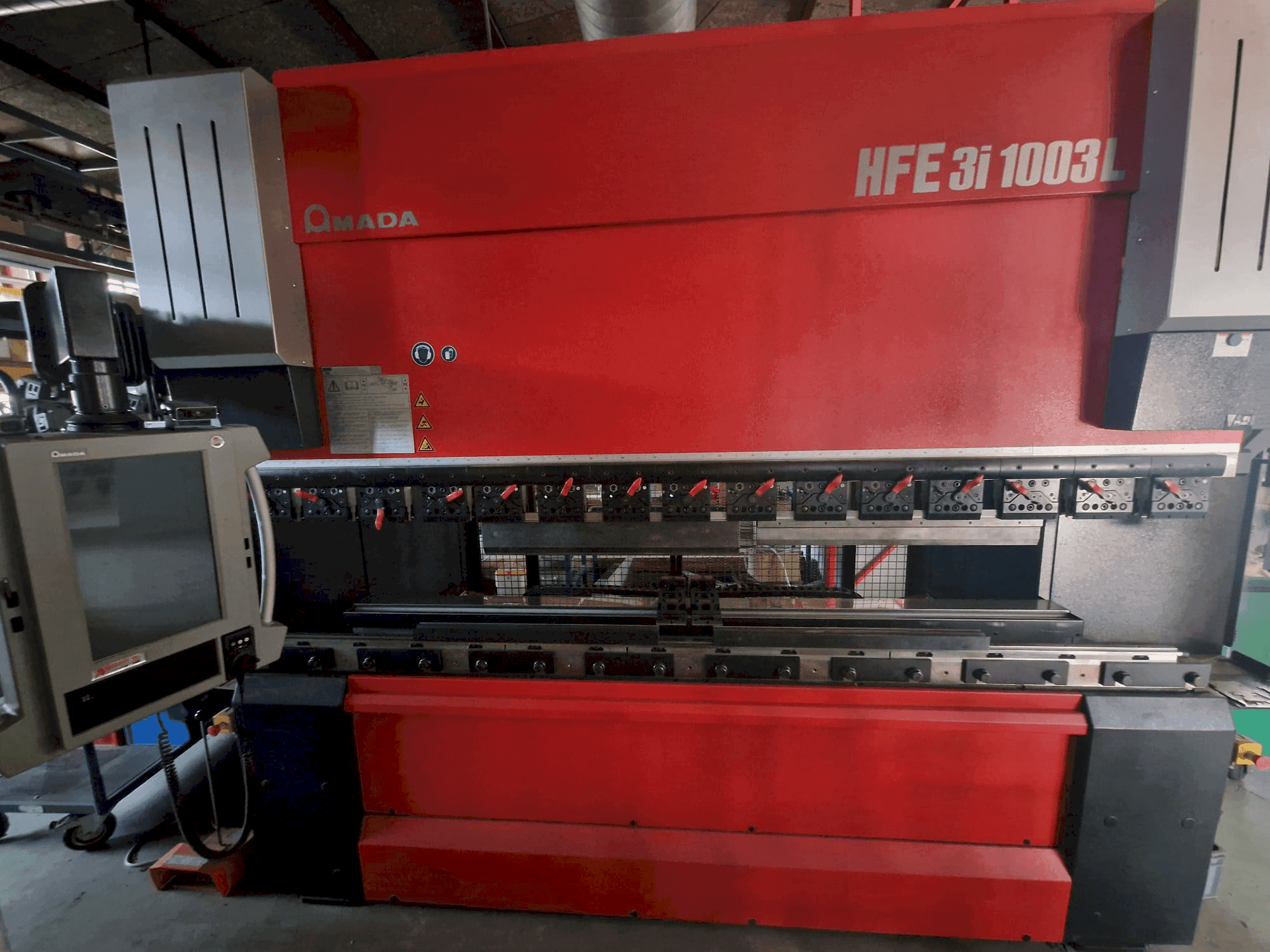 A AMADA HFE 3L 1003 gép elölnézete