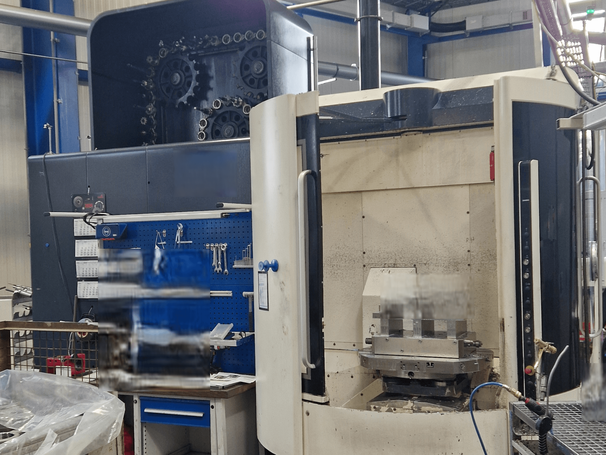 DMG DMC80U DuoBlock univerzális megmunkálóközpont, előlnézet, a vezérlőpanel és a szerszámtartozékokkal ellátott munkaterület bemutatása.