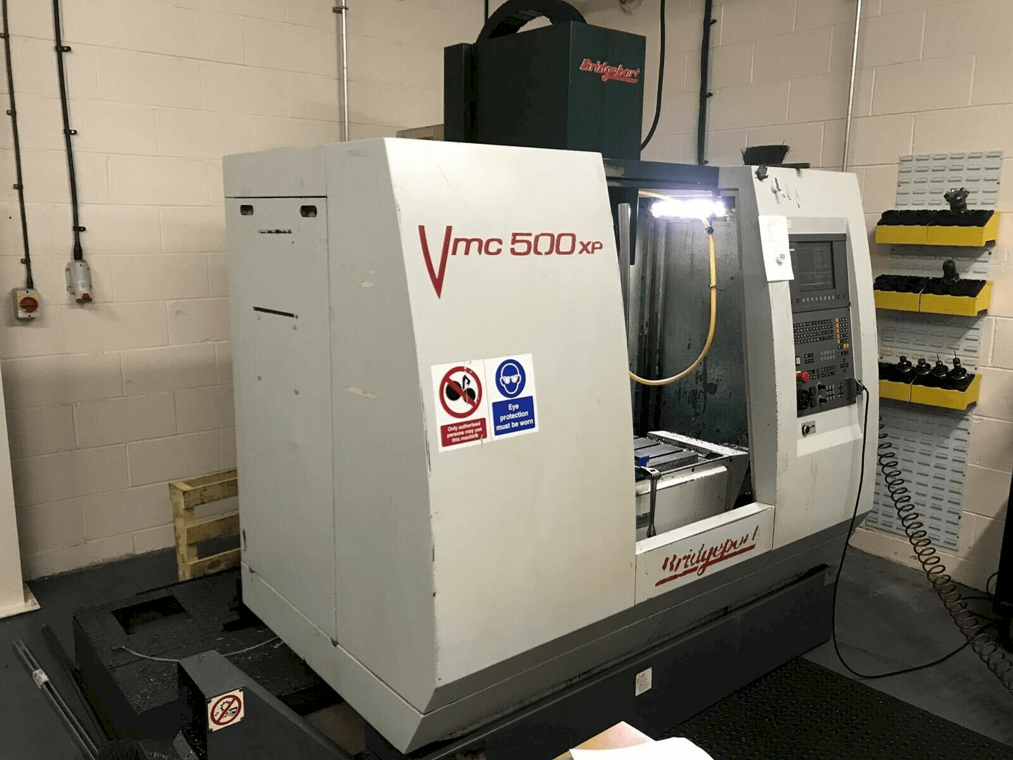 A Bridgeport VMC 500 XP gép elölnézete