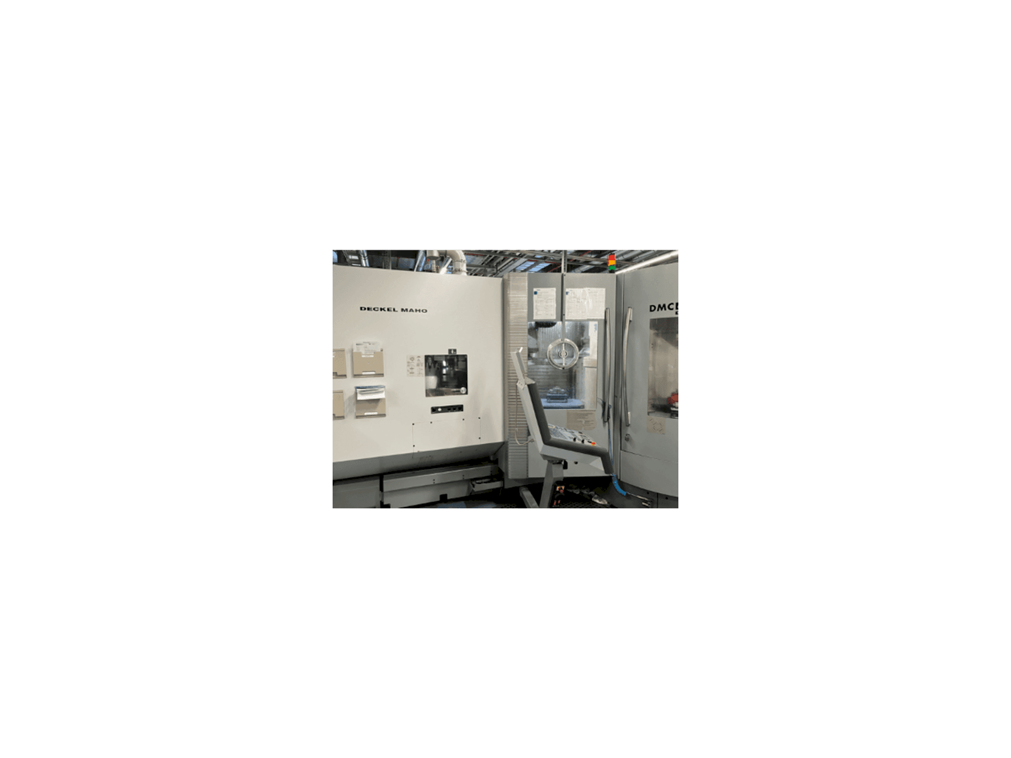 A DECKEL MAHO DMC 60 T RS3 gép elölnézete