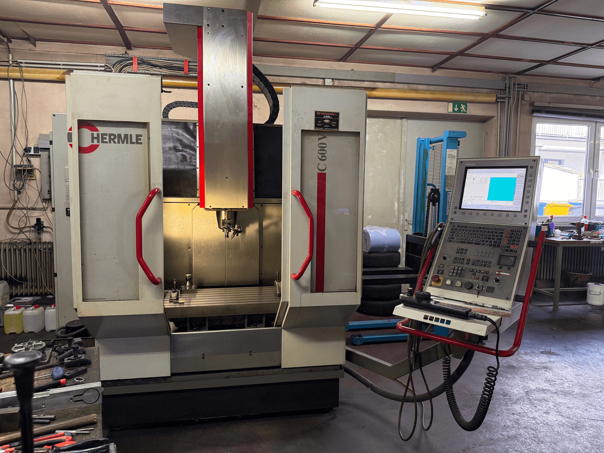 Hermle C 600 CNC marógép elölnézetből, számos gombbal ellátott kezelőpanellel és tágas munkaterülettel.