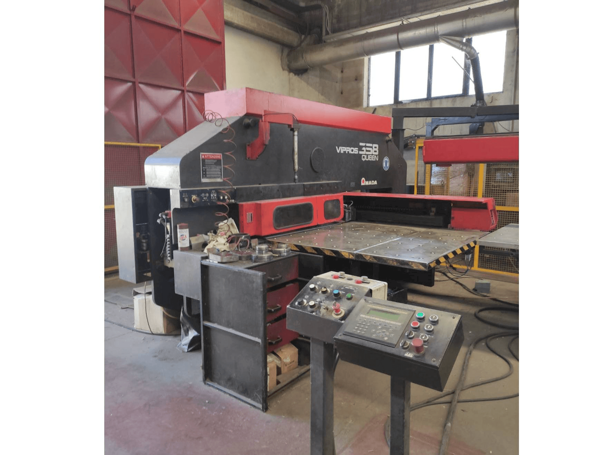 A AMADA VIPROS 358 gép elölnézete