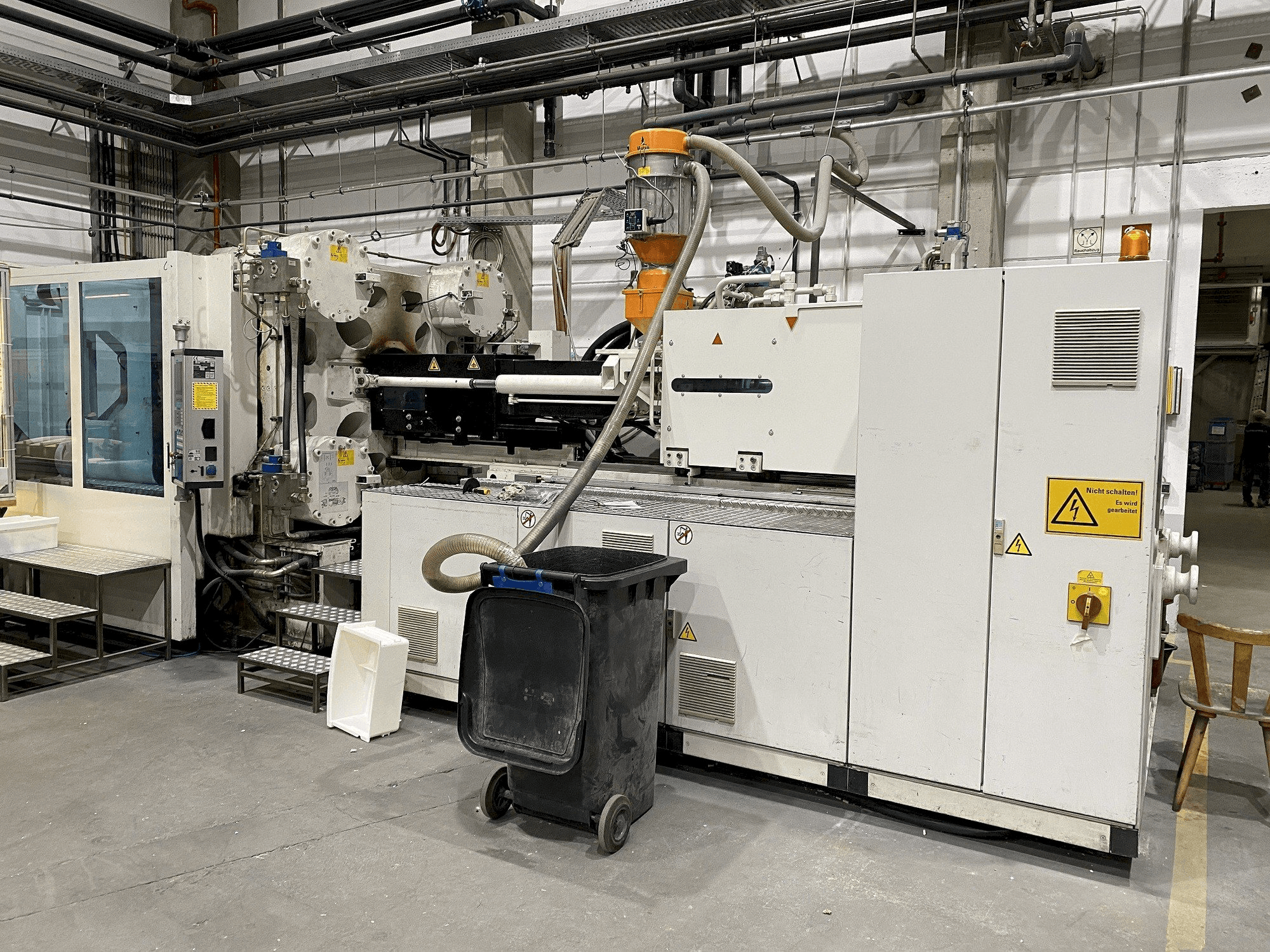 A Battenfeld HM 800 2P/5400 gép elölnézete