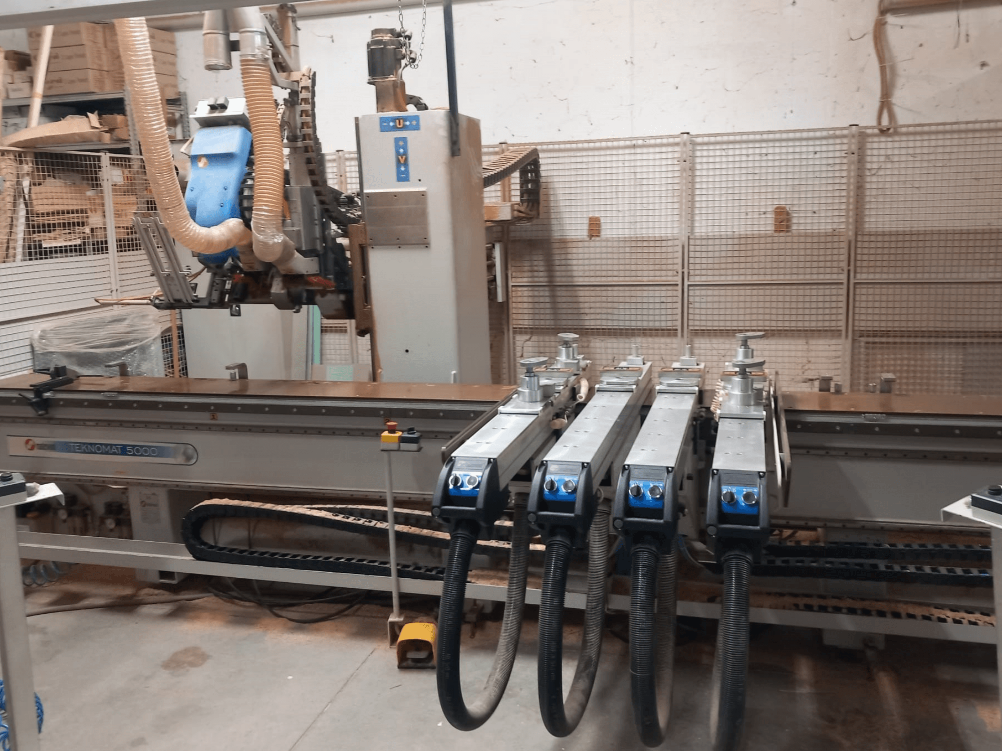 MASTERWOOD TEKNOMAT 5000 CNC faipari megmunkáló központ, elölnézet, amelyen látható a szerszámfej és a több szívócső.