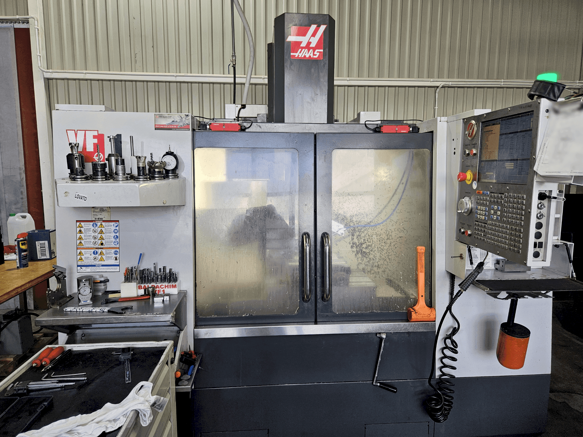 A HAAS VF-1 gép elölnézete