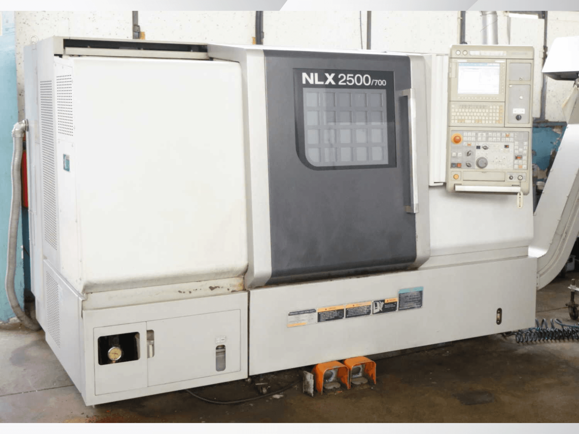 DMG MORI NLX 2500/700 vízszintes eszterga, elölnézet a kezelőpanellel és a gép jellemzőivel.