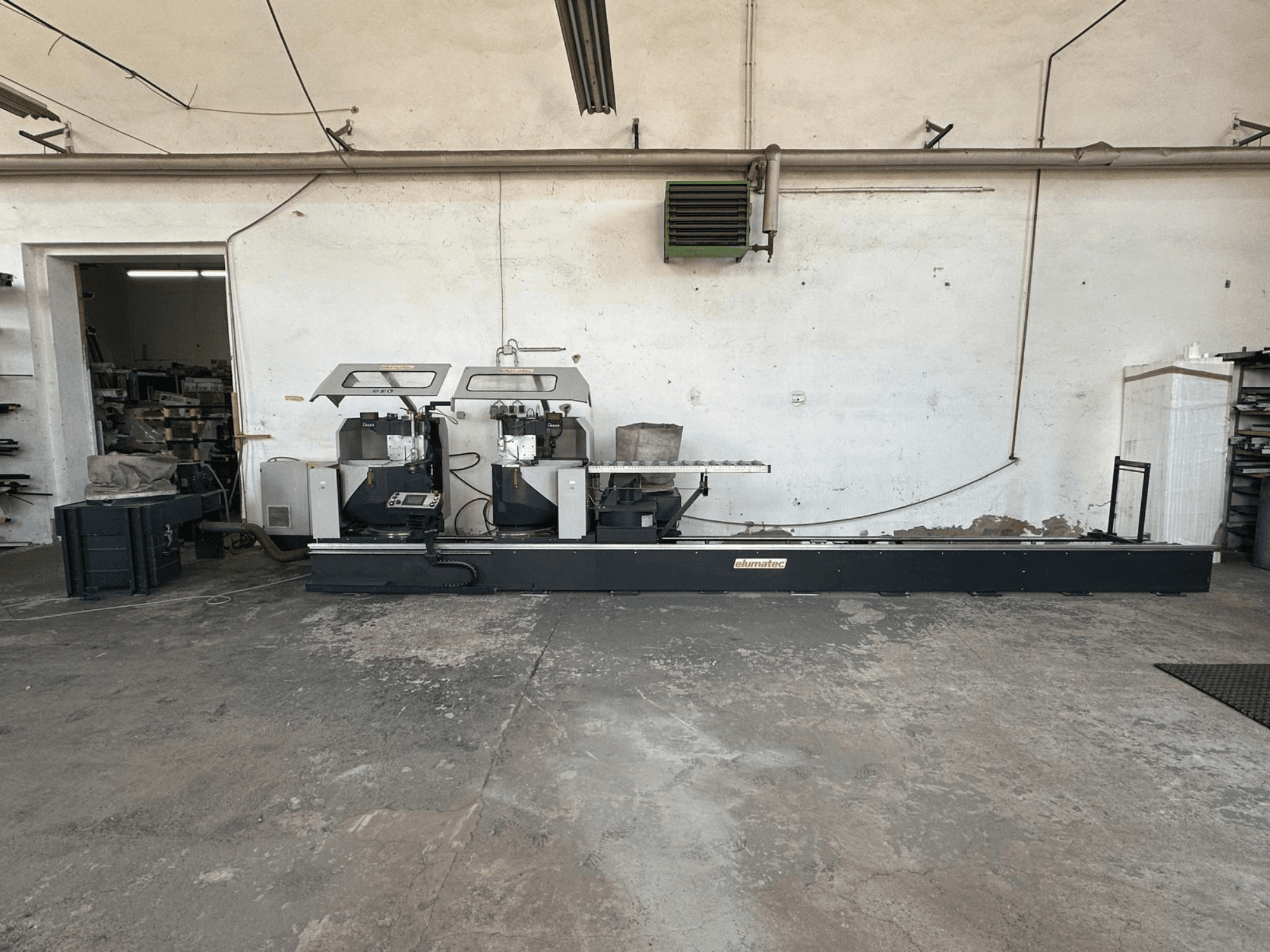 Elumatec DG 244 fém körfűrész egy műhelyben, oldalnézetben a kettős fűrész és a kezelőszervek egy stabil talapzaton.