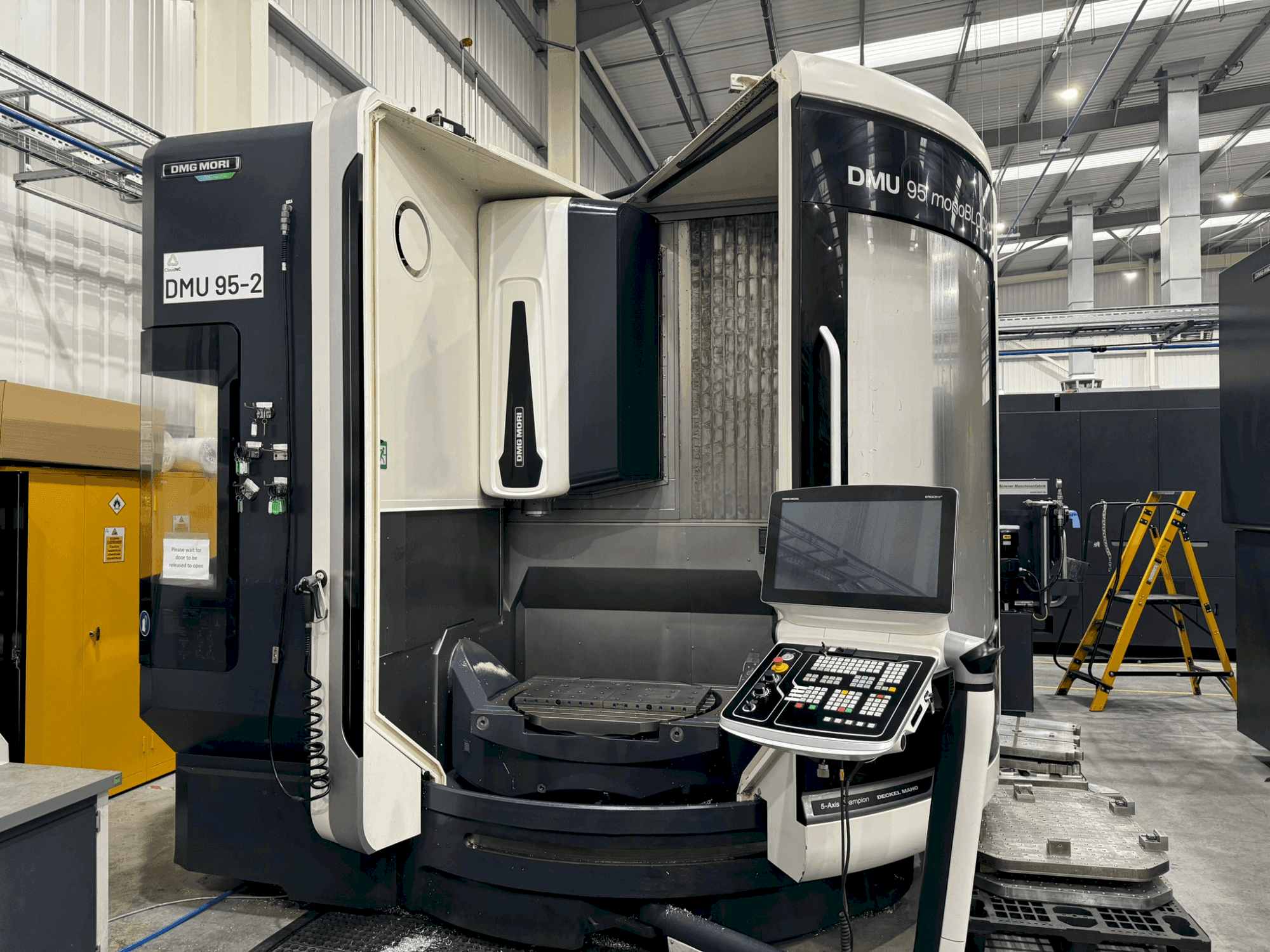 A DMG MORI DMU 95 Monoblock gép elölnézete