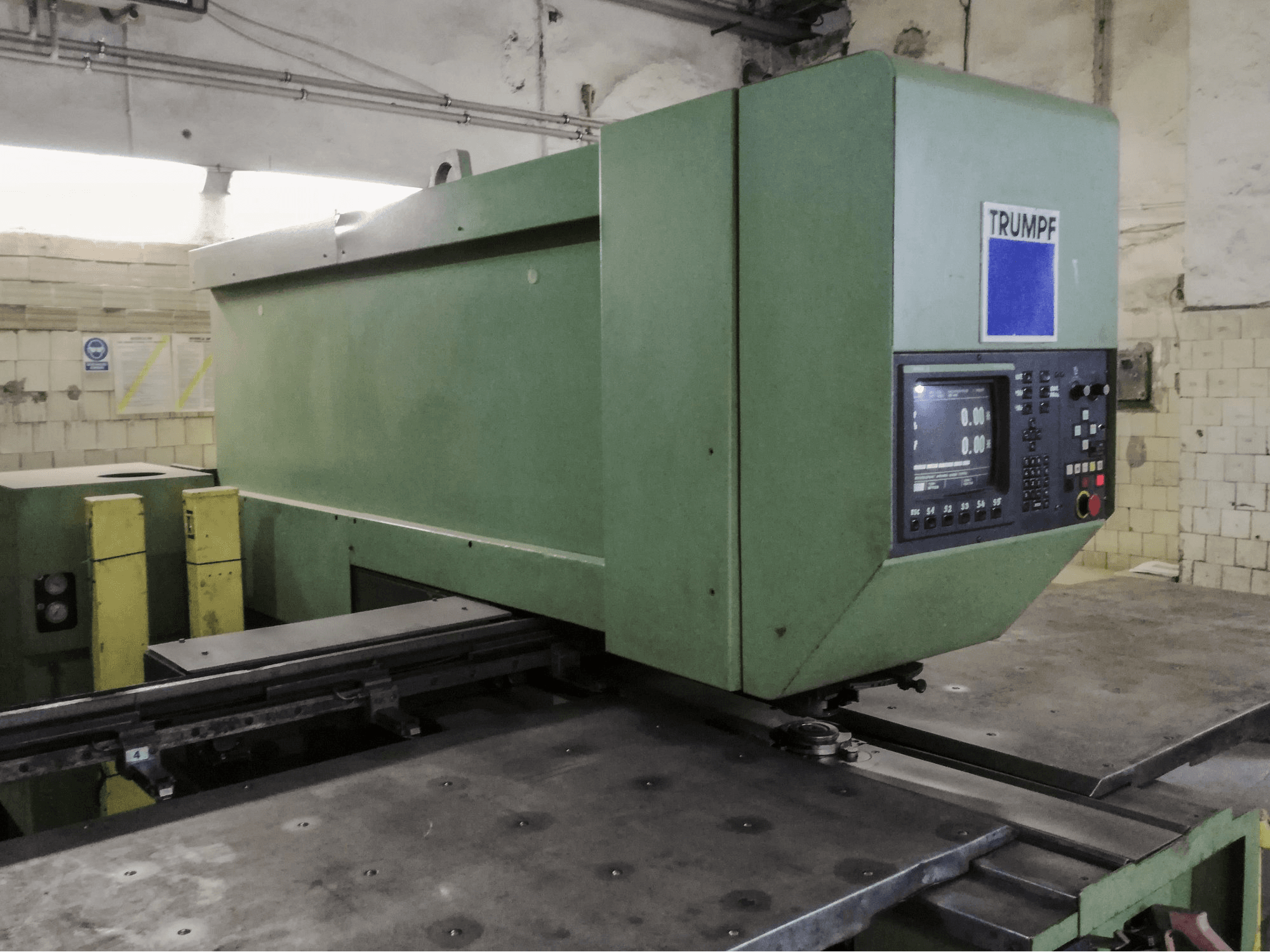 A Trumpf Trumatic 235 gép bal oldali nézete