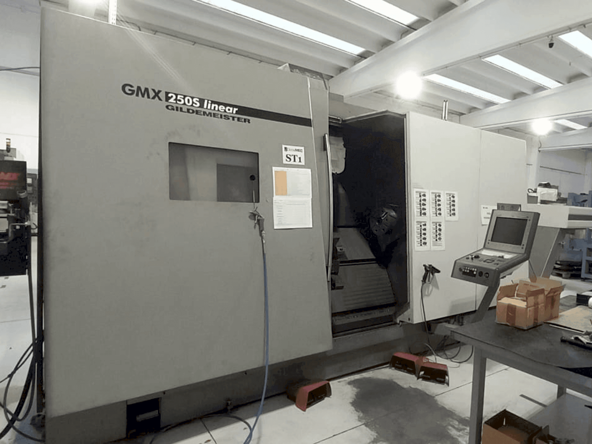 A Gildemeister GMX 250S Linear gép elölnézete