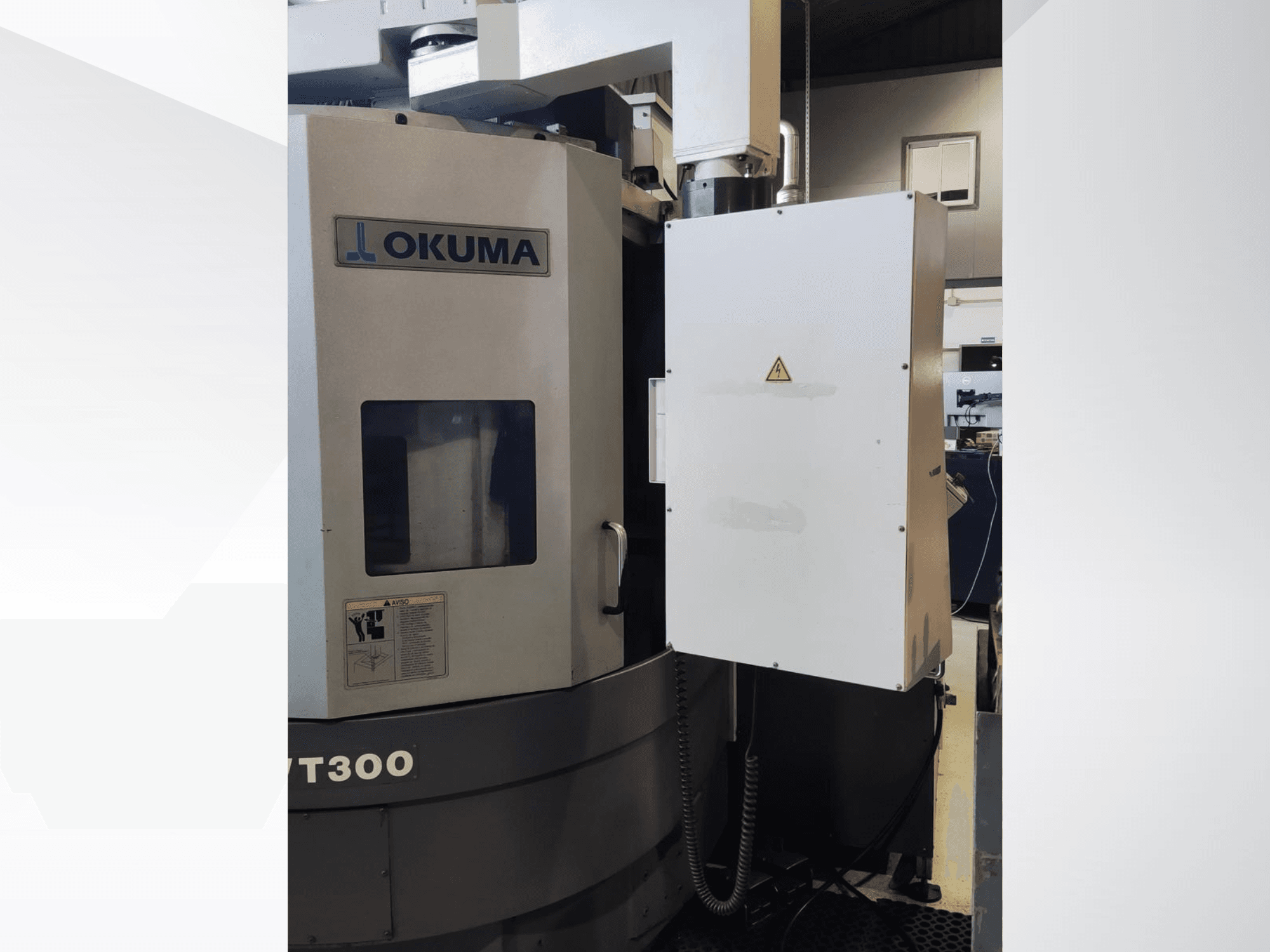 Okuma LVT300 függőleges esztergagép, előlnézet, a vezérlőpanel és a feliratozott biztonsági funkciók bemutatása.