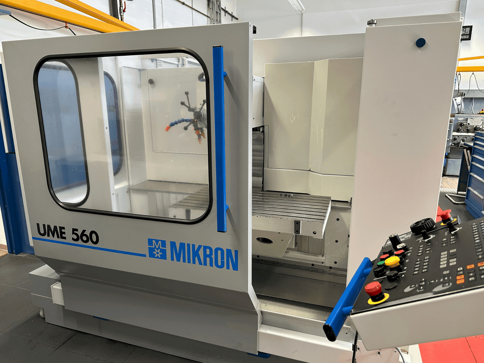 A MIKRON UME-560 gép elölnézete