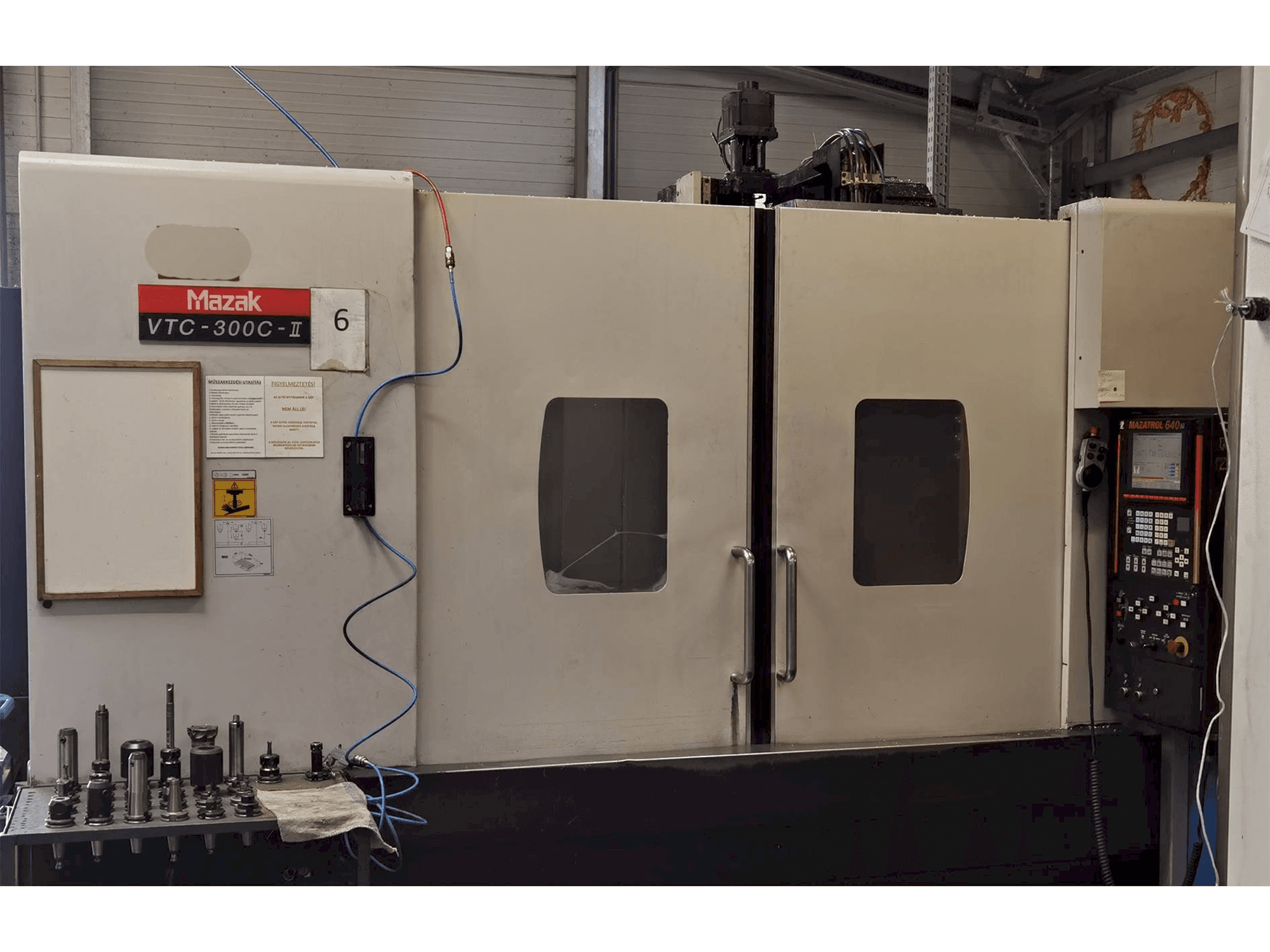 A Mazak VTC 300 C II gép elölnézete