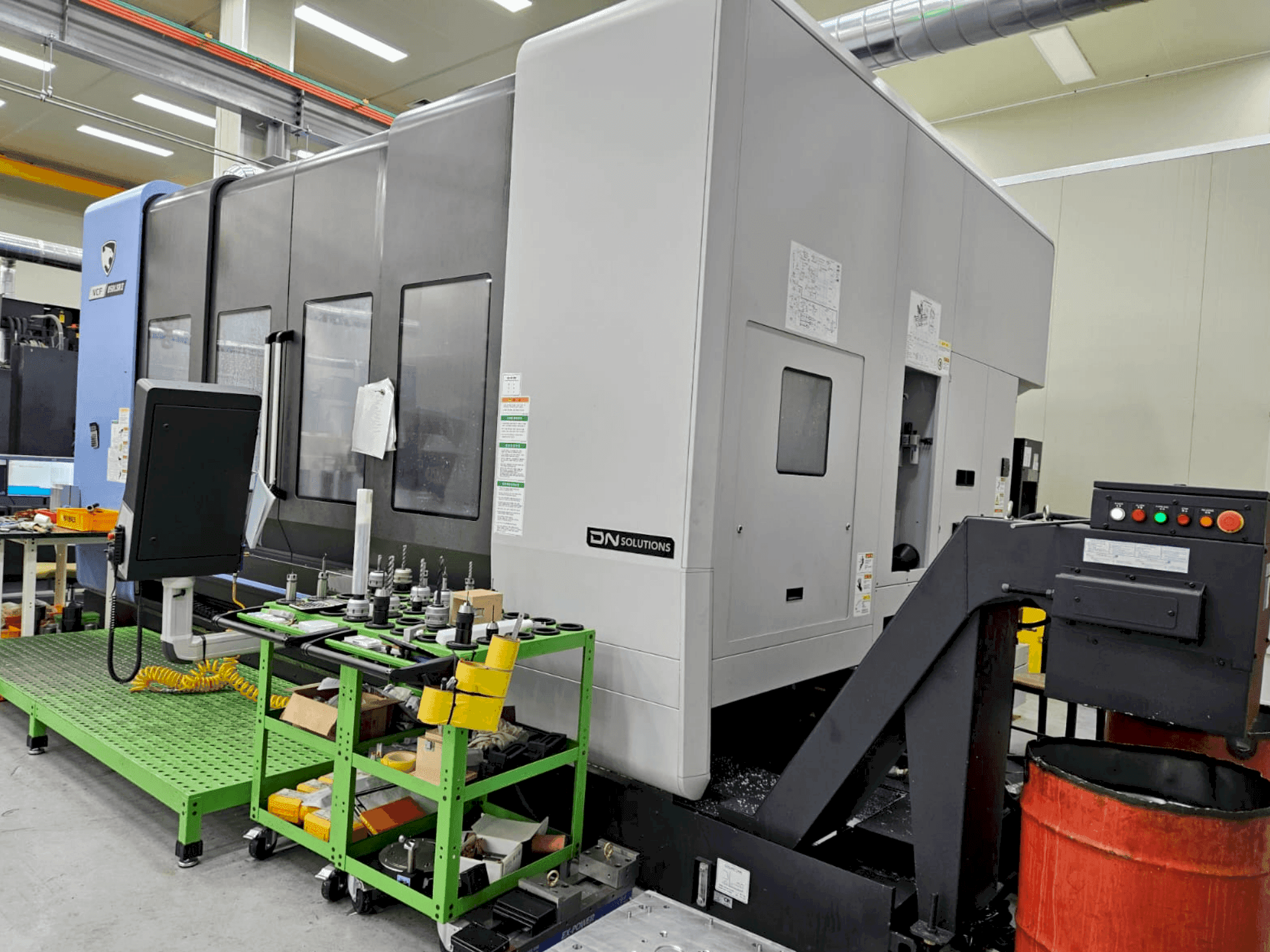 A DN SOLUTIONS VCF 850LSRII gép elölnézete