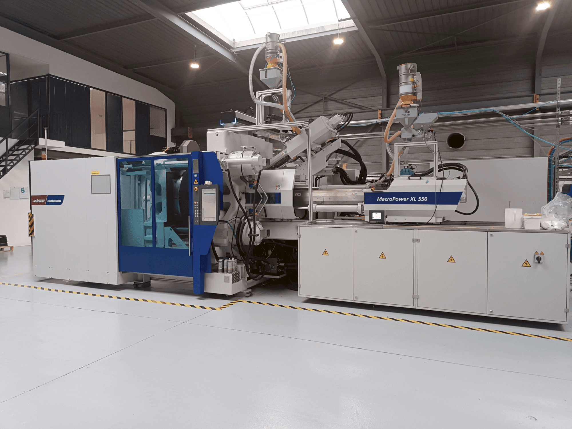 A Battenfeld MacroPower 550XL 2250H-350S 3K gép elölnézete