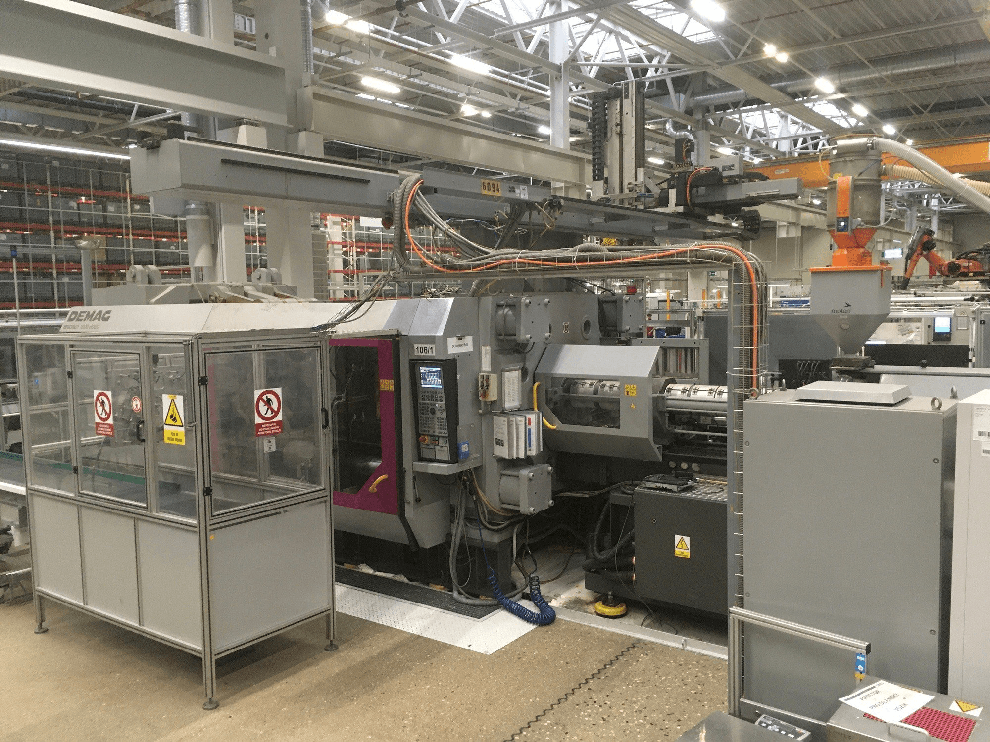 A DEMAG Ergotech 1000-8000 gép elölnézete