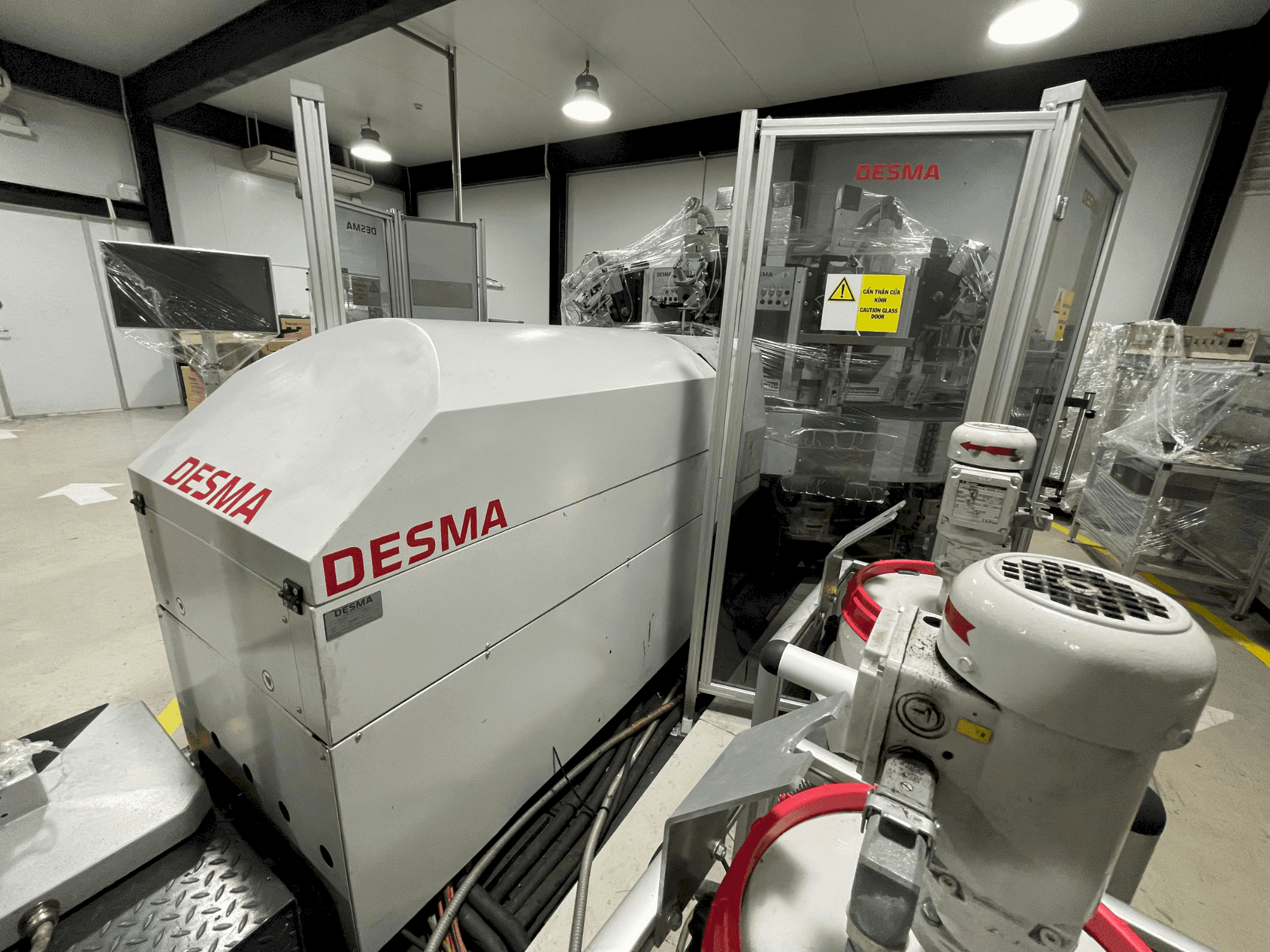 A Kloeckner Desma PU D522/12-LDI gép elölnézete