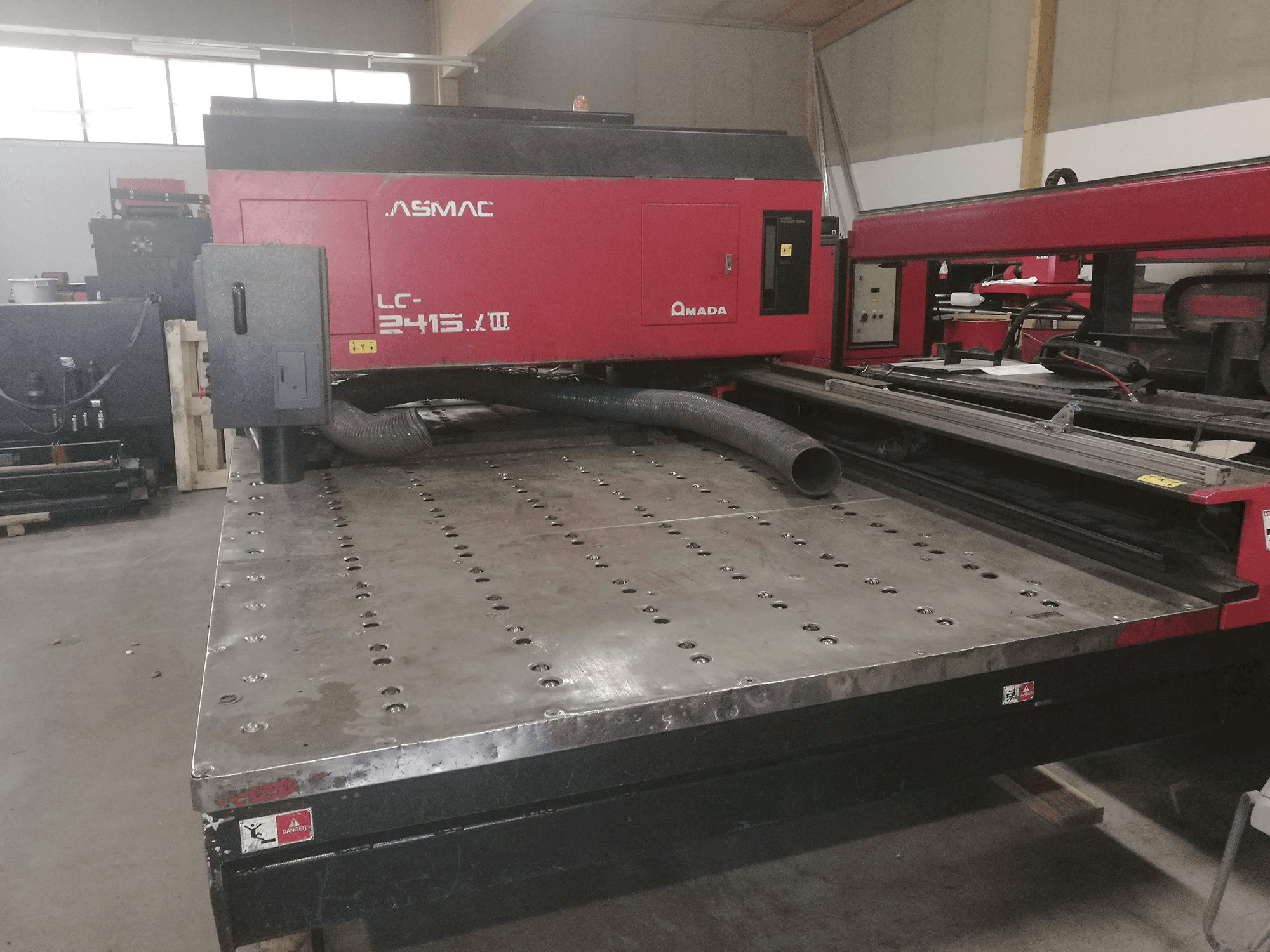 A AMADA LC 2415 α3 gép elölnézete