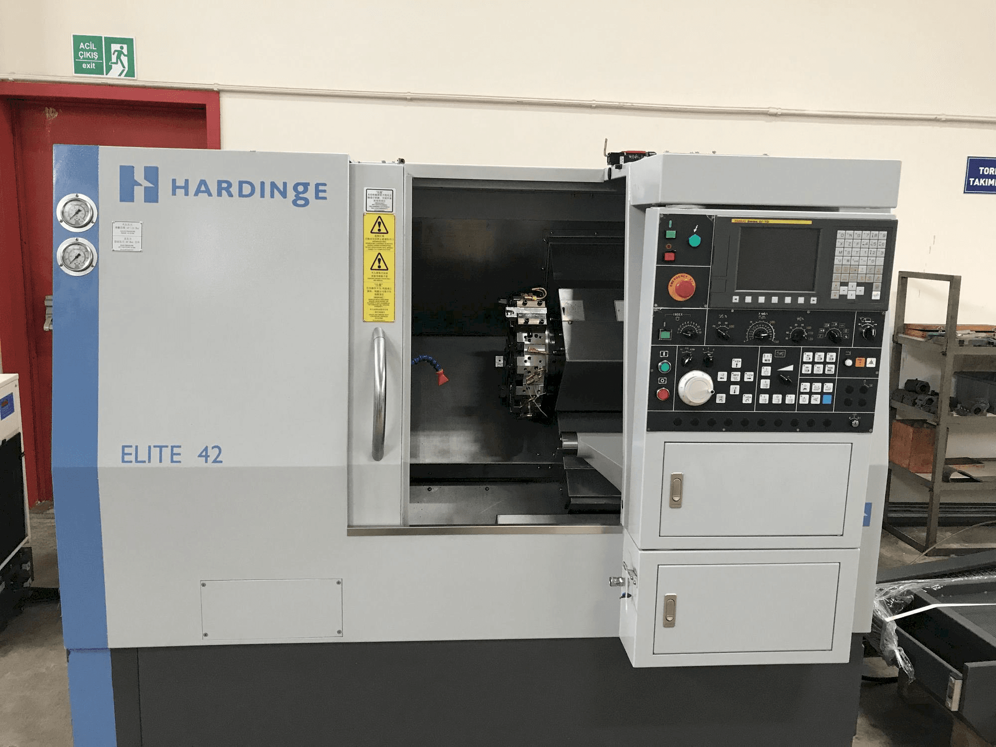 A HARDINGE Elite 42 gép elölnézete